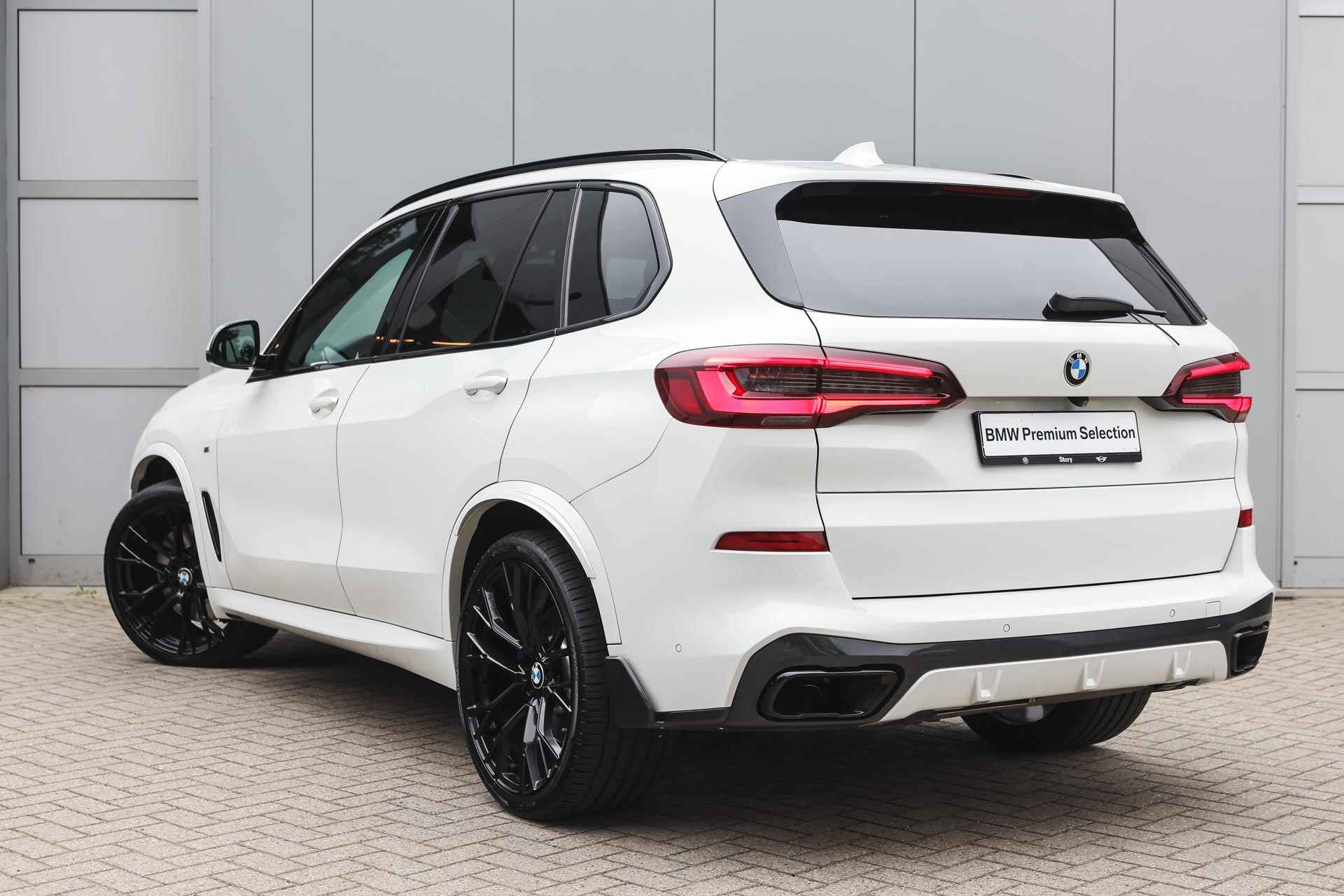 BMW X5 xDrive30d High Executive M Sport Automaat / Panoramadak / Trekhaak / Laserlicht / Sportstoelen / Head-Up / Active Cruise Control / Soft Close / Adaptief M onderstel - 3/43