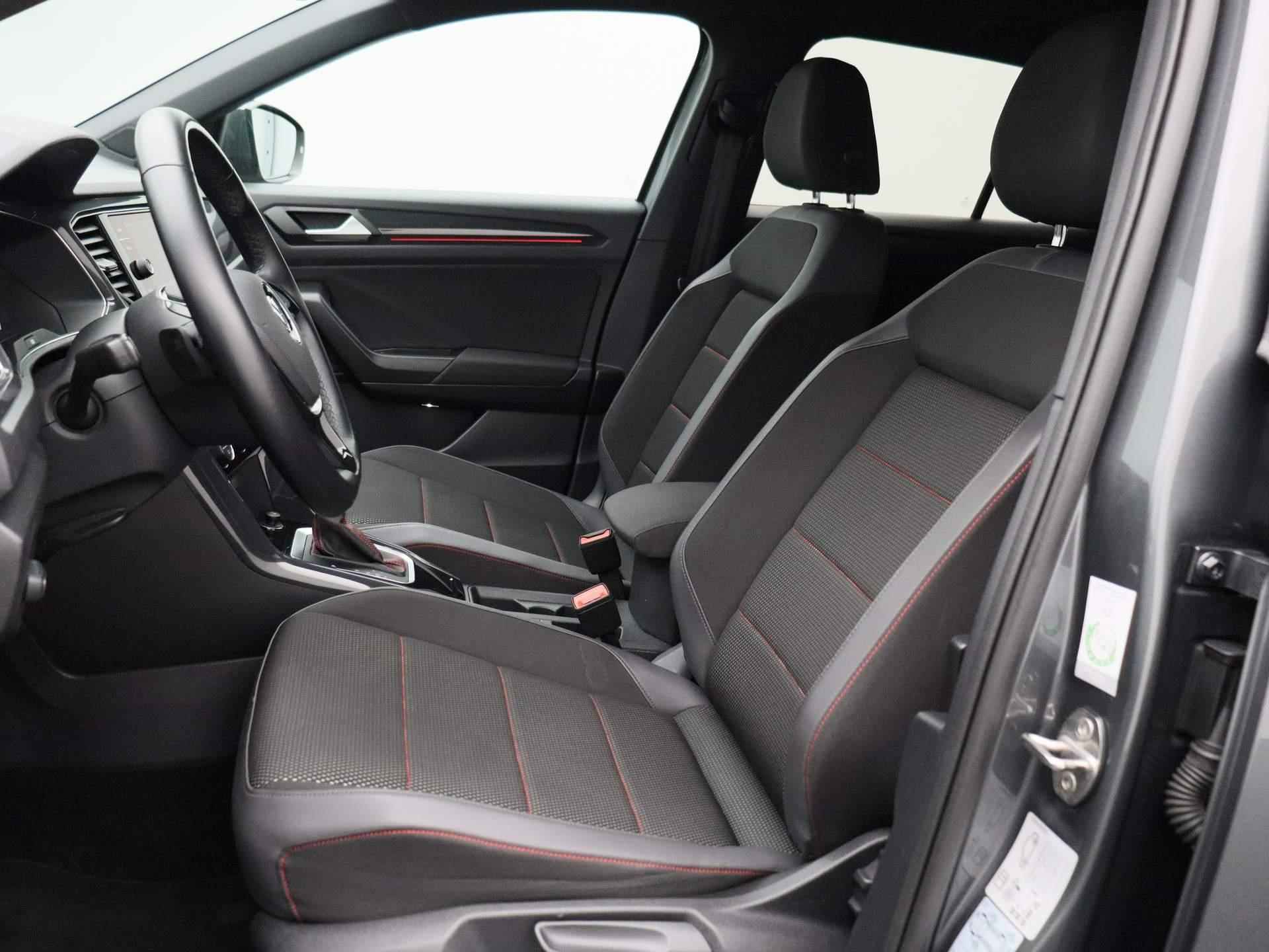 Volkswagen T-Roc 1.5 TSI Sport 150 PK | Automaat | Adaptive Cruise Control | Climate Control | Trekhaak | Stoelverwarming | Parkeersensoren | Lichtmetalen velgen | Privacy glass | Apple Carplay | Android Auto | - 12/36