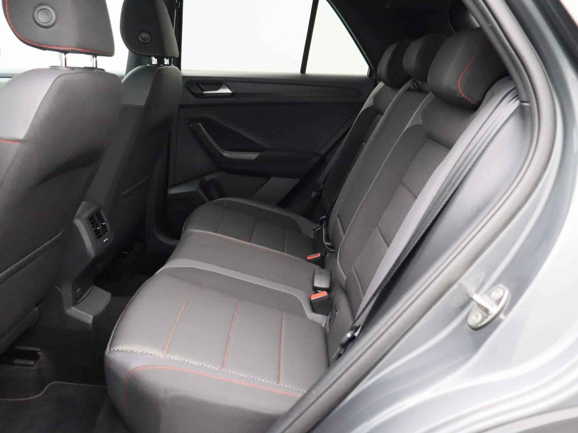 Volkswagen T-Roc 1.5 TSI Sport 150 PK | Automaat | Adaptive Cruise Control | Climate Control | Trekhaak | Stoelverwarming | Parkeersensoren | Lichtmetalen velgen | Privacy glass | Apple Carplay | Android Auto | - 13/36
