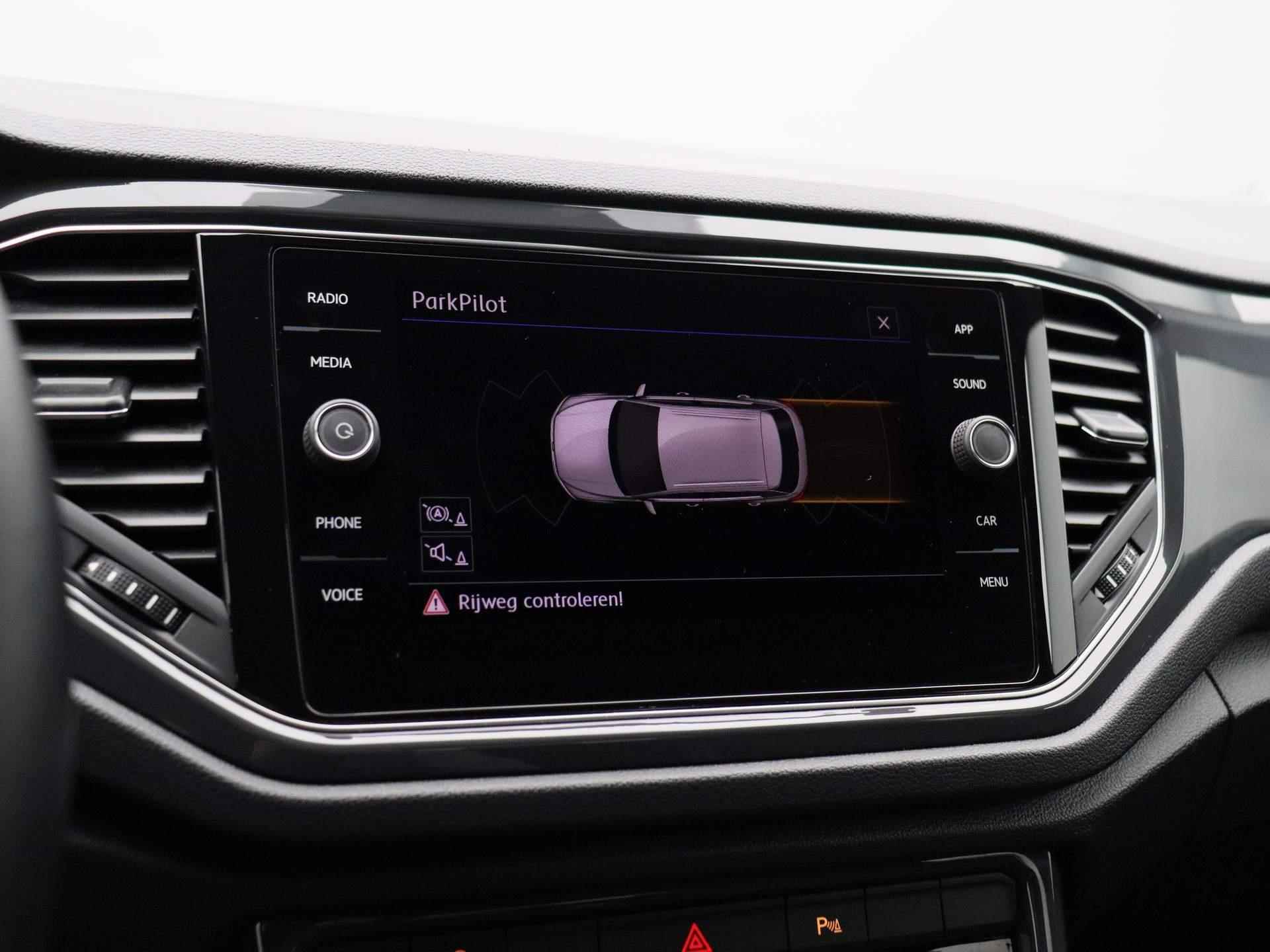 Volkswagen T-Roc 1.5 TSI Sport 150 PK | Automaat | Adaptive Cruise Control | Climate Control | Trekhaak | Stoelverwarming | Parkeersensoren | Lichtmetalen velgen | Privacy glass | Apple Carplay | Android Auto | - 18/36