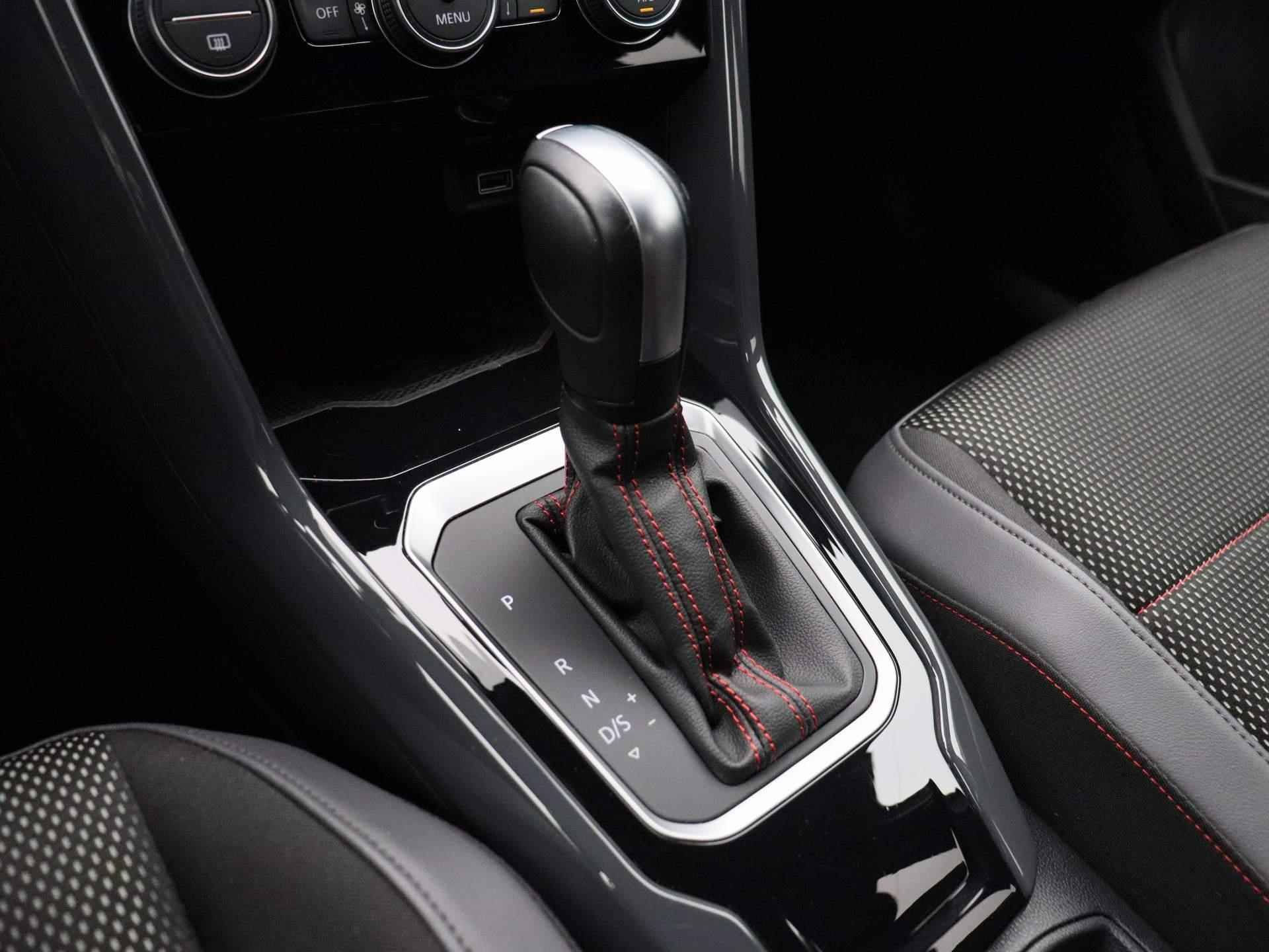 Volkswagen T-Roc 1.5 TSI Sport 150 PK | Automaat | Adaptive Cruise Control | Climate Control | Trekhaak | Stoelverwarming | Parkeersensoren | Lichtmetalen velgen | Privacy glass | Apple Carplay | Android Auto | - 20/36