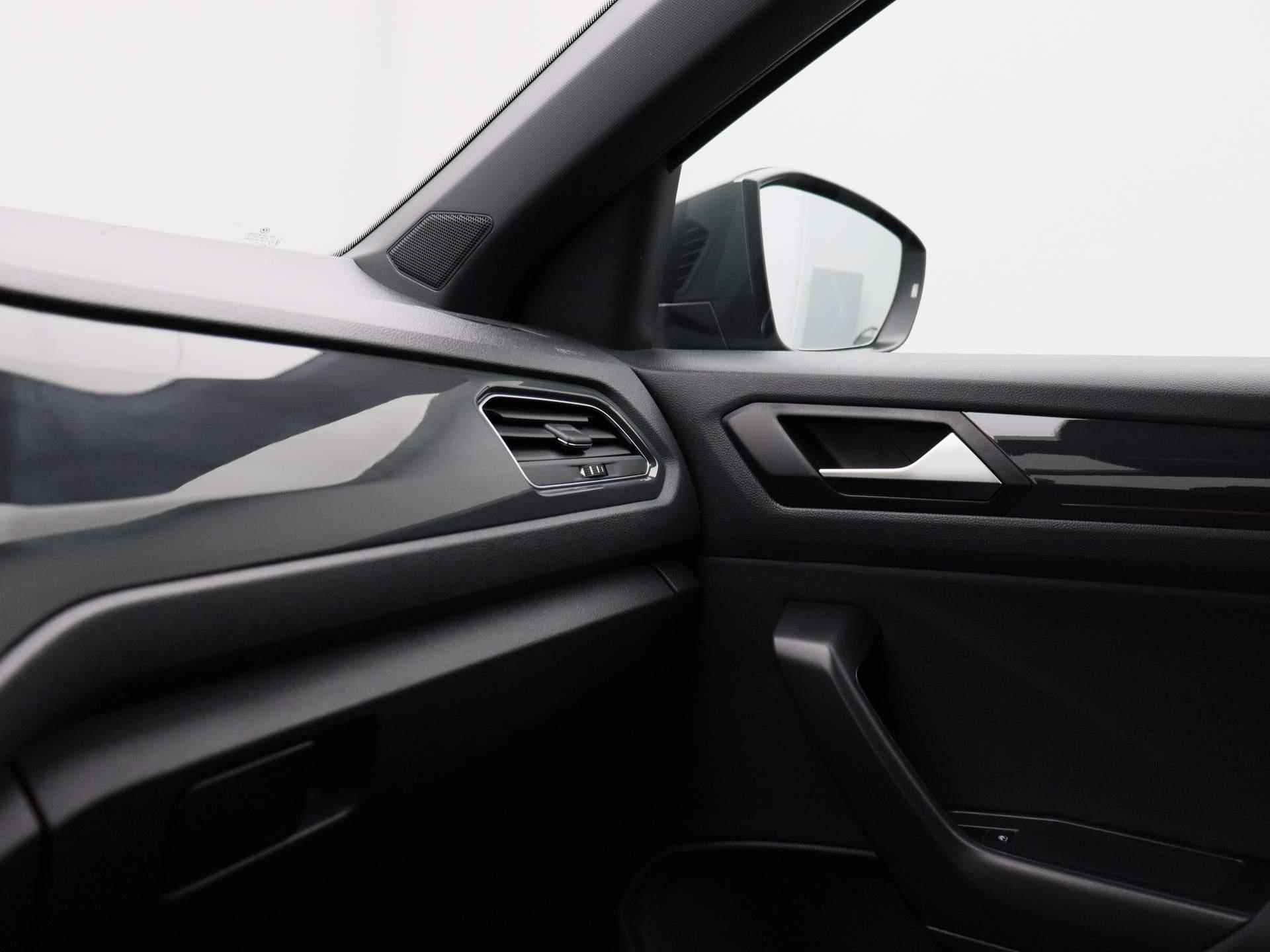 Volkswagen T-Roc 1.5 TSI Sport 150 PK | Automaat | Adaptive Cruise Control | Climate Control | Trekhaak | Stoelverwarming | Parkeersensoren | Lichtmetalen velgen | Privacy glass | Apple Carplay | Android Auto | - 25/36