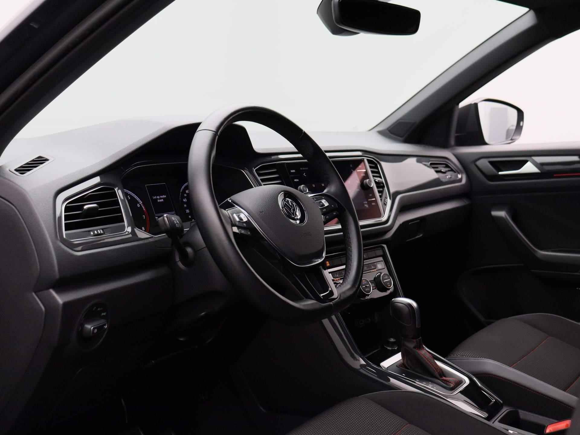 Volkswagen T-Roc 1.5 TSI Sport 150 PK | Automaat | Adaptive Cruise Control | Climate Control | Trekhaak | Stoelverwarming | Parkeersensoren | Lichtmetalen velgen | Privacy glass | Apple Carplay | Android Auto | - 28/36