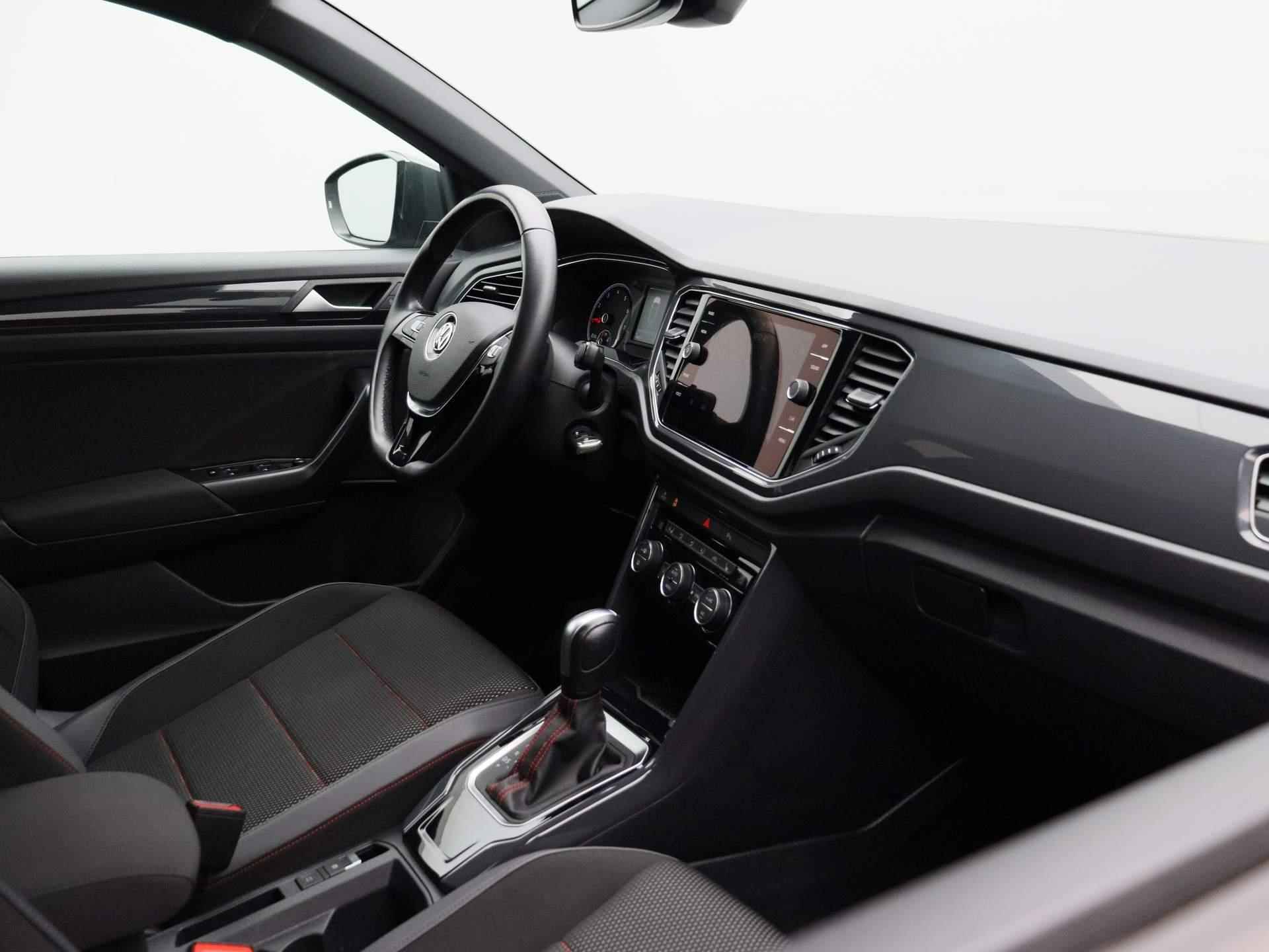 Volkswagen T-Roc 1.5 TSI Sport 150 PK | Automaat | Adaptive Cruise Control | Climate Control | Trekhaak | Stoelverwarming | Parkeersensoren | Lichtmetalen velgen | Privacy glass | Apple Carplay | Android Auto | - 31/36