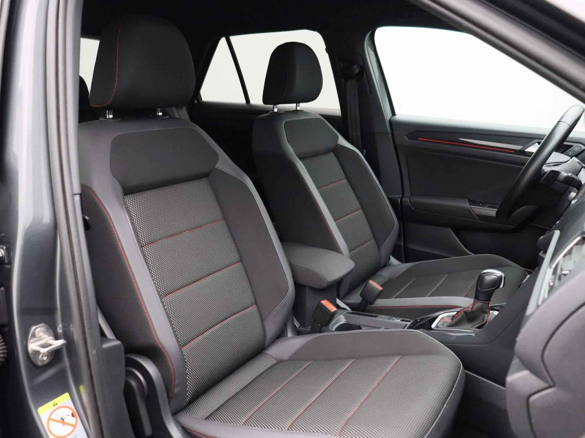 Volkswagen T-Roc 1.5 TSI Sport 150 PK | Automaat | Adaptive Cruise Control | Climate Control | Trekhaak | Stoelverwarming | Parkeersensoren | Lichtmetalen velgen | Privacy glass | Apple Carplay | Android Auto | - 32/36