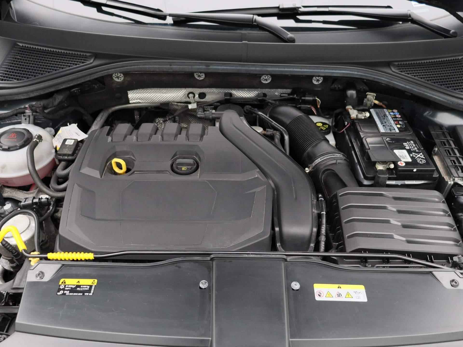 Volkswagen T-Roc 1.5 TSI Sport 150 PK | Automaat | Adaptive Cruise Control | Climate Control | Trekhaak | Stoelverwarming | Parkeersensoren | Lichtmetalen velgen | Privacy glass | Apple Carplay | Android Auto | - 33/36