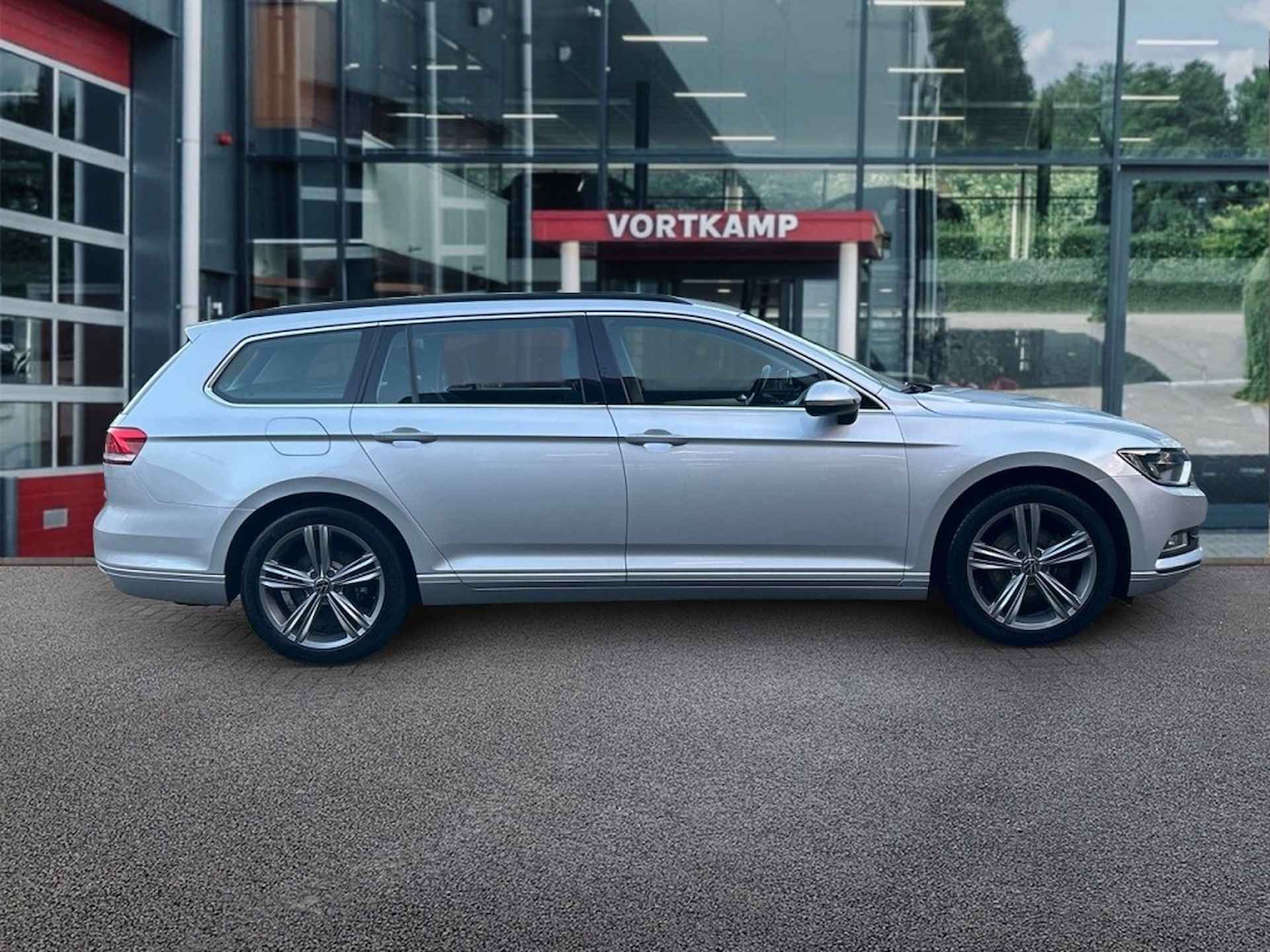 VOLKSWAGEN Passat 1.5 TSI COMFORTLINE TREKHAAK/CAMERA/ACC/NAVI/DAB - 4/25