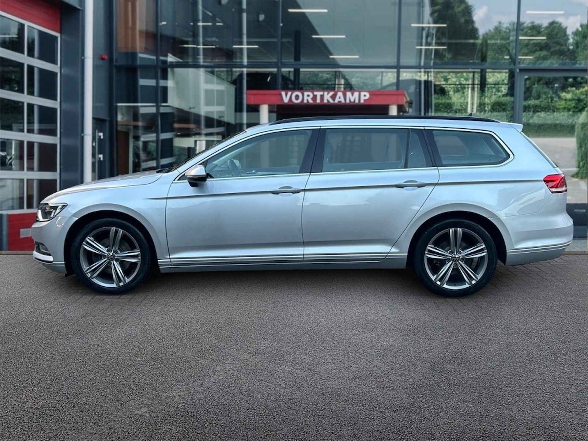 VOLKSWAGEN Passat 1.5 TSI COMFORTLINE TREKHAAK/CAMERA/ACC/NAVI/DAB - 8/25