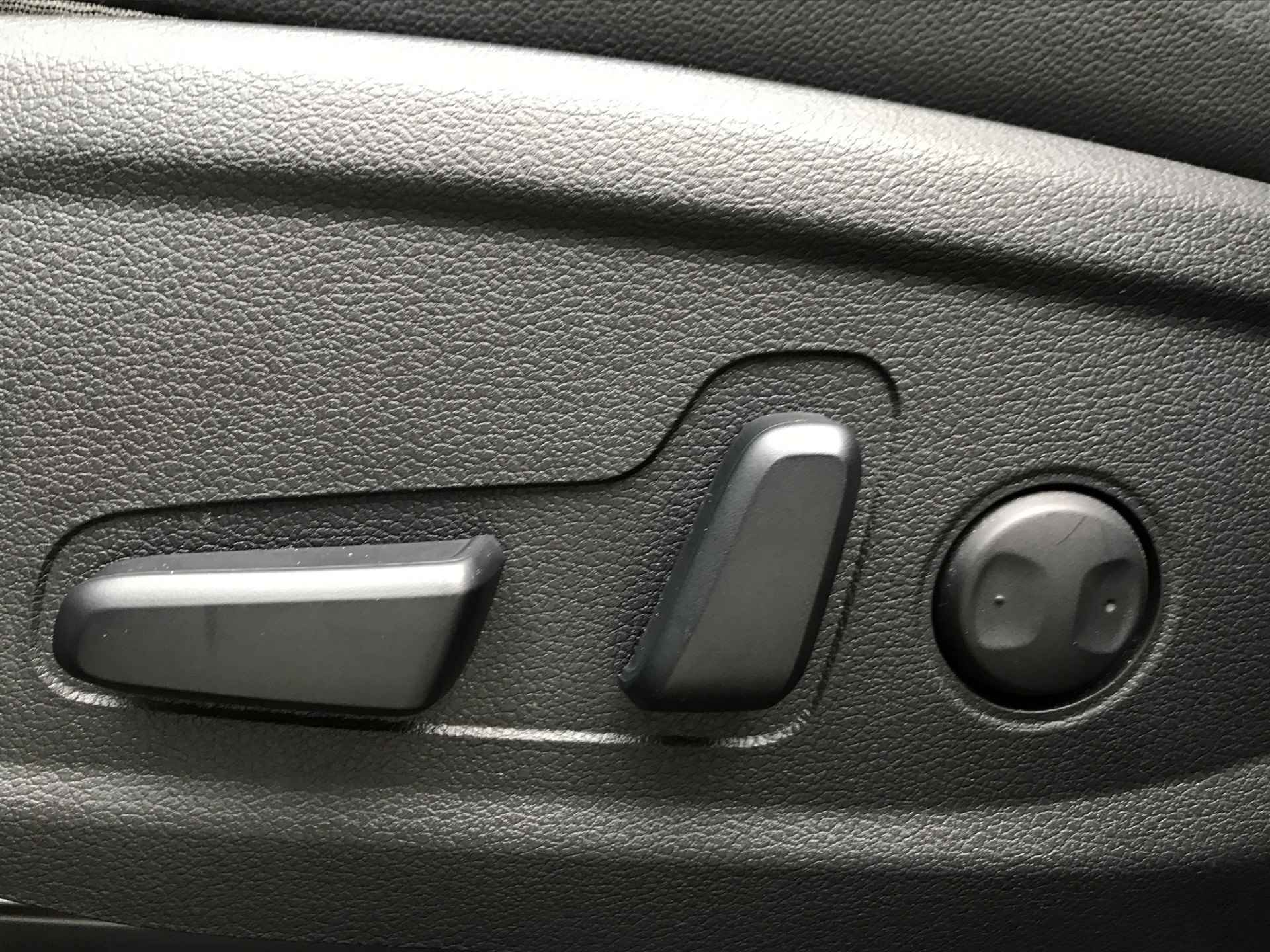Hyundai Santa Fe 230pk HEV 7-Zits Comfort Smart Automaat | Leder | Climate | Keyless | Camera | Winterpakket | Parkeer Assistent | Elektrische St - 17/29