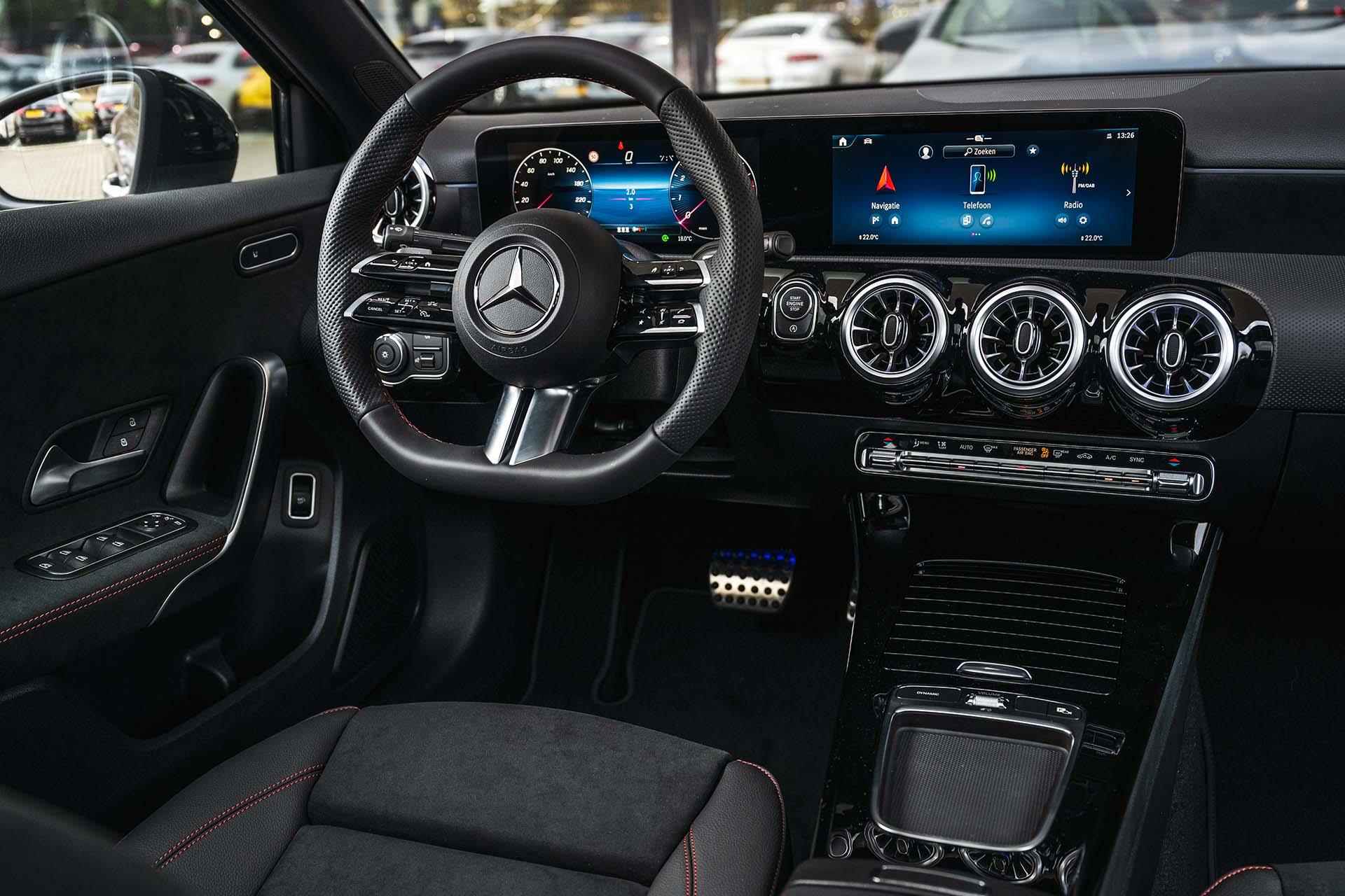 Mercedes-Benz A-klasse 180 Limousine AMG Line | Panorama-schuifdak | Navigatie | Stoelverwarming | Sfeerverlichting | KEYLESS GO | Achteruitrijcamera - 7/30