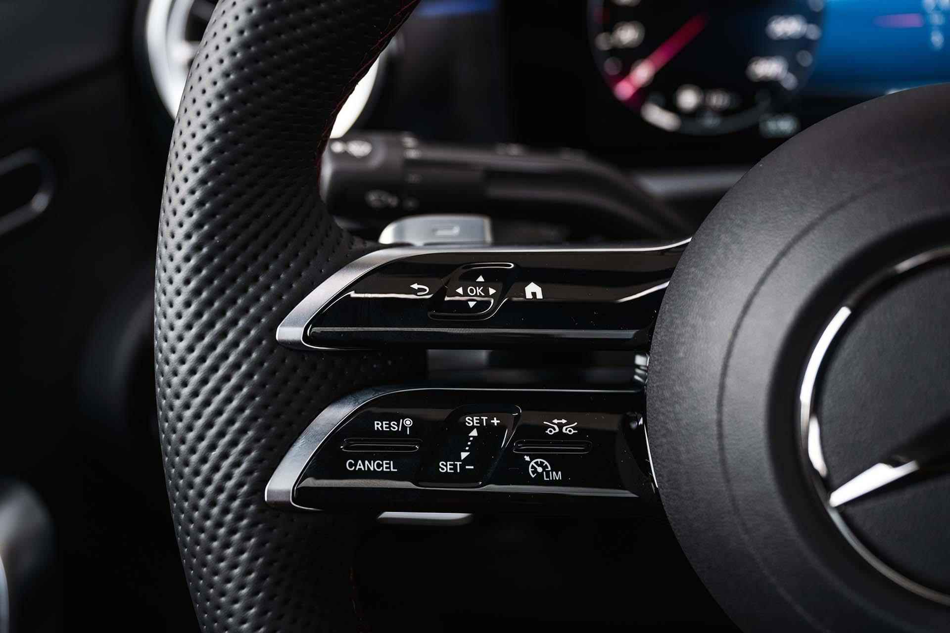 Mercedes-Benz A-klasse 180 Limousine AMG Line | Panorama-schuifdak | Navigatie | Stoelverwarming | Sfeerverlichting | KEYLESS GO | Achteruitrijcamera - 11/30