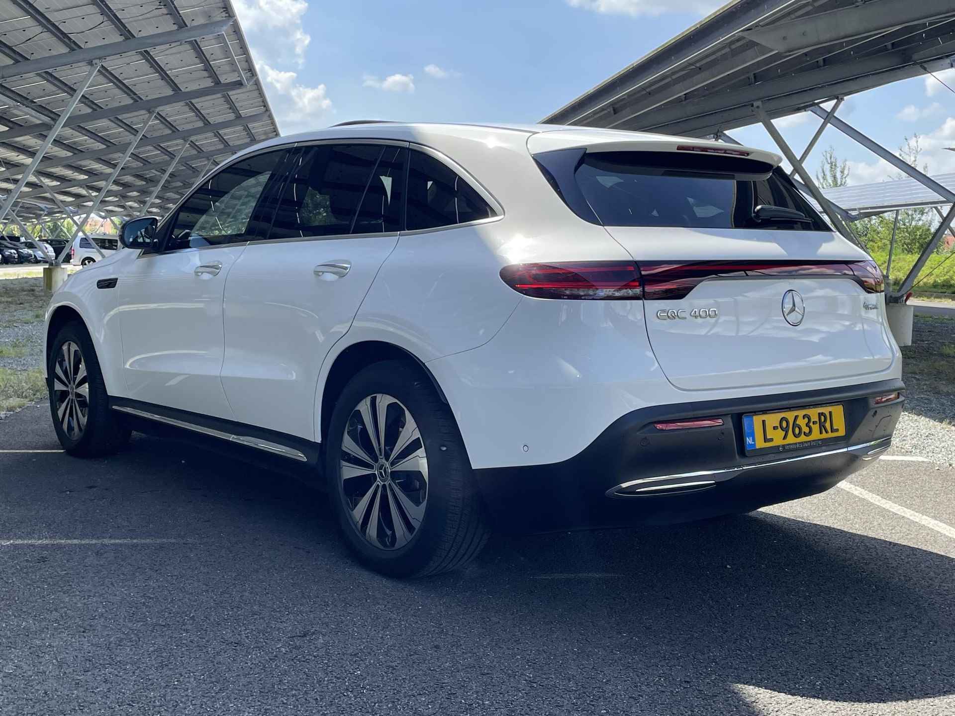 Mercedes-Benz EQC 400 4MATIC Premium Plus 80 kWh | Schuifdak | Sfeerverlichting | Rijassistentiepakket | Stoel/stuurverwarming | Parkeercamera | - 9/36