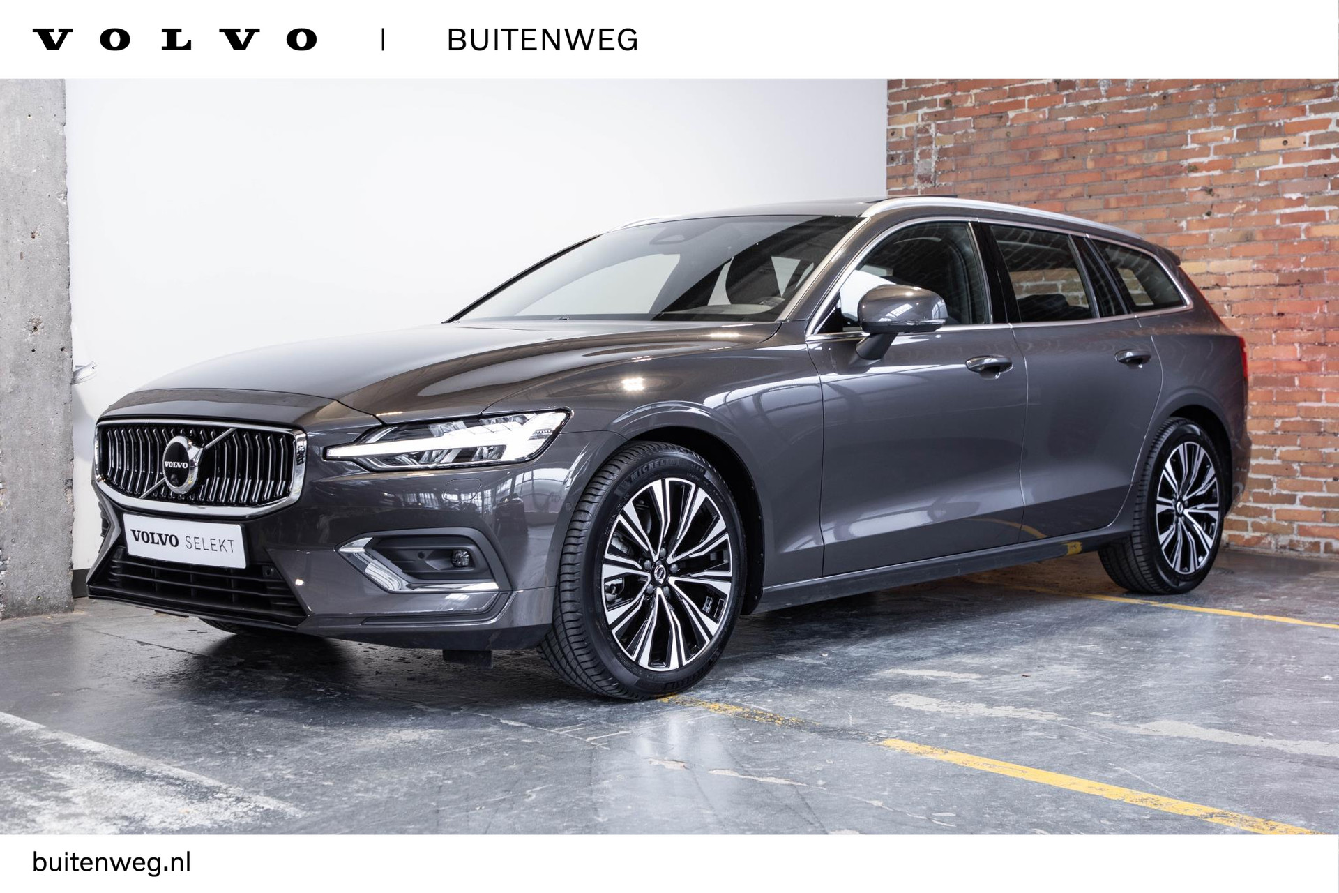 Volvo V60 B4 Automaat Plus Bright | Parkeerverwarming | 360° parkeercamera | Stoelverwarming | Parkeersensoren voor + achter | Harman Kardon premium audio | wegklapbare trekhaak | Lederen bekleding | elektrisch glazen panoramadak bij viaBOVAG.nl