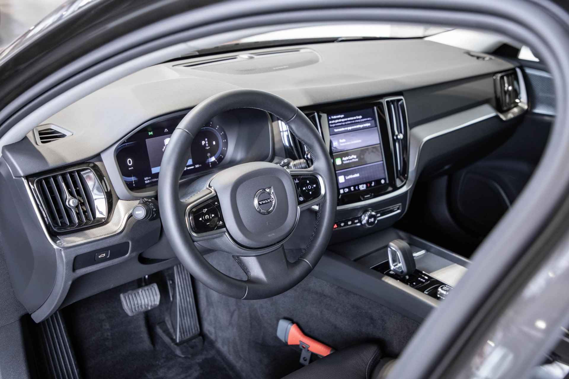 Volvo V60 B4 Automaat Plus Bright | Parkeerverwarming | 360° parkeercamera | Stoelverwarming | Parkeersensoren voor + achter | Harman Kardon premium audio | wegklapbare trekhaak | Lederen bekleding | elektrisch glazen panoramadak - 3/35