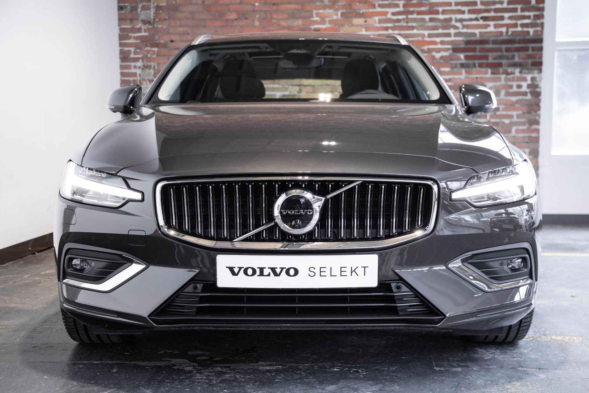 Volvo V60 B4 Automaat Plus Bright | Parkeerverwarming | 360° parkeercamera | Stoelverwarming | Parkeersensoren voor + achter | Harman Kardon premium audio | wegklapbare trekhaak | Lederen bekleding | elektrisch glazen panoramadak - 7/35
