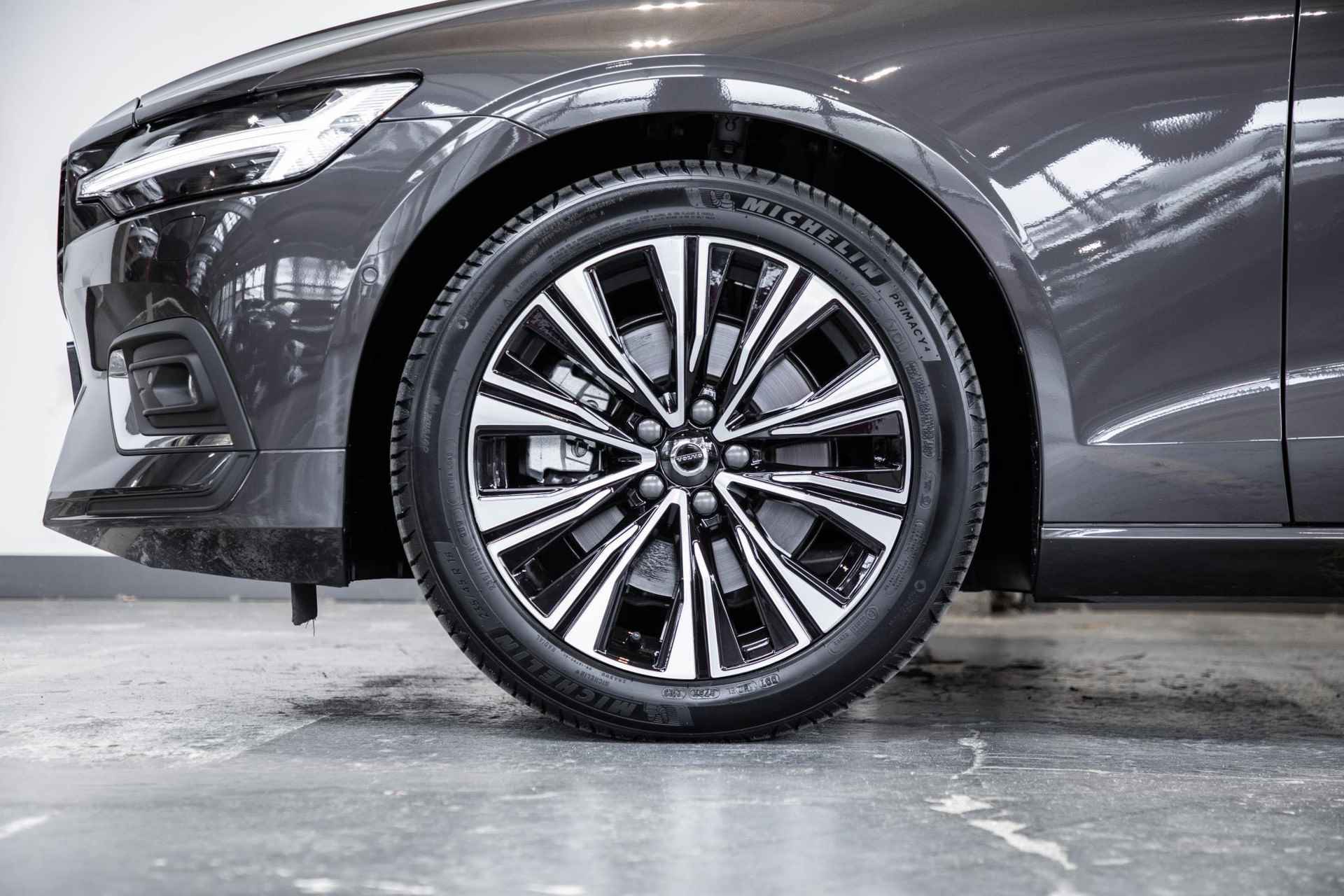 Volvo V60 B4 Automaat Plus Bright | Parkeerverwarming | 360° parkeercamera | Stoelverwarming | Parkeersensoren voor + achter | Harman Kardon premium audio | wegklapbare trekhaak | Lederen bekleding | elektrisch glazen panoramadak - 11/35