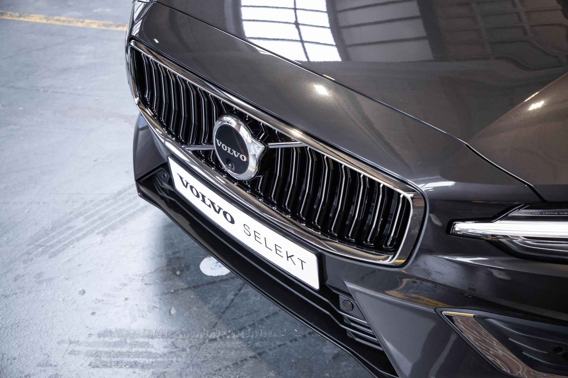 Volvo V60 B4 Automaat Plus Bright | Parkeerverwarming | 360° parkeercamera | Stoelverwarming | Parkeersensoren voor + achter | Harman Kardon premium audio | wegklapbare trekhaak | Lederen bekleding | elektrisch glazen panoramadak - 12/35