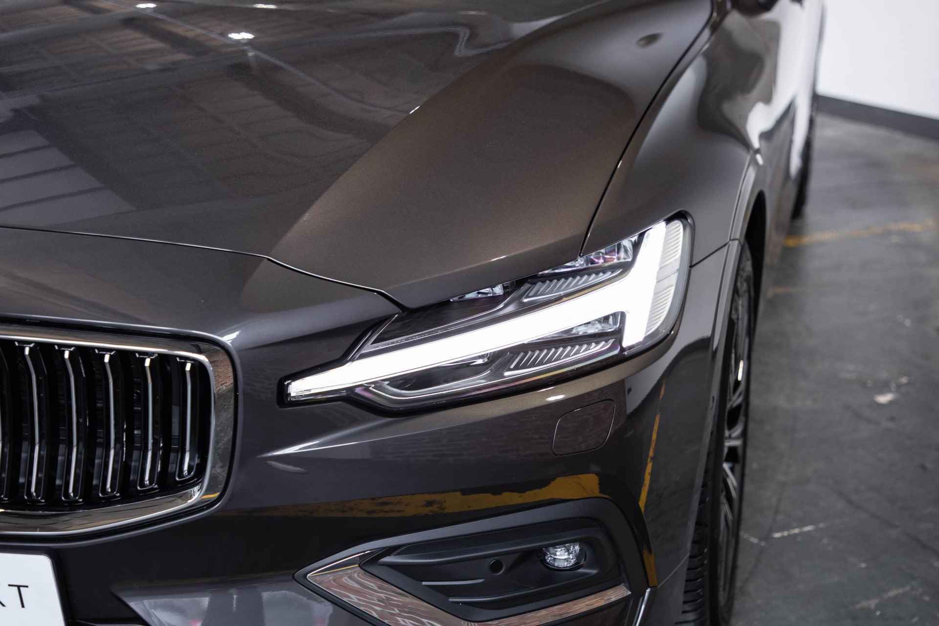 Volvo V60 B4 Automaat Plus Bright | Parkeerverwarming | 360° parkeercamera | Stoelverwarming | Parkeersensoren voor + achter | Harman Kardon premium audio | wegklapbare trekhaak | Lederen bekleding | elektrisch glazen panoramadak - 13/35