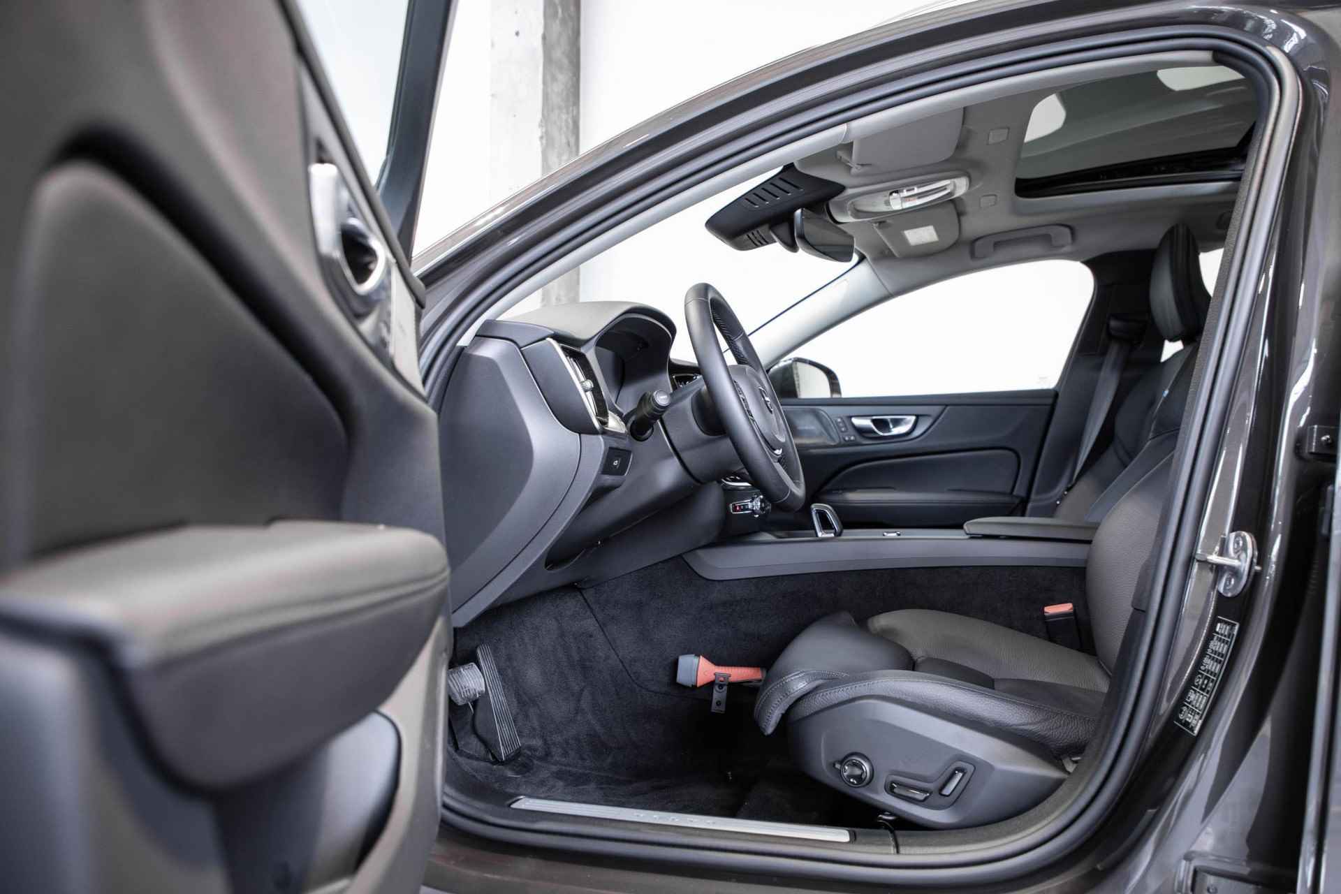 Volvo V60 B4 Automaat Plus Bright | Parkeerverwarming | 360° parkeercamera | Stoelverwarming | Parkeersensoren voor + achter | Harman Kardon premium audio | wegklapbare trekhaak | Lederen bekleding | elektrisch glazen panoramadak - 14/35