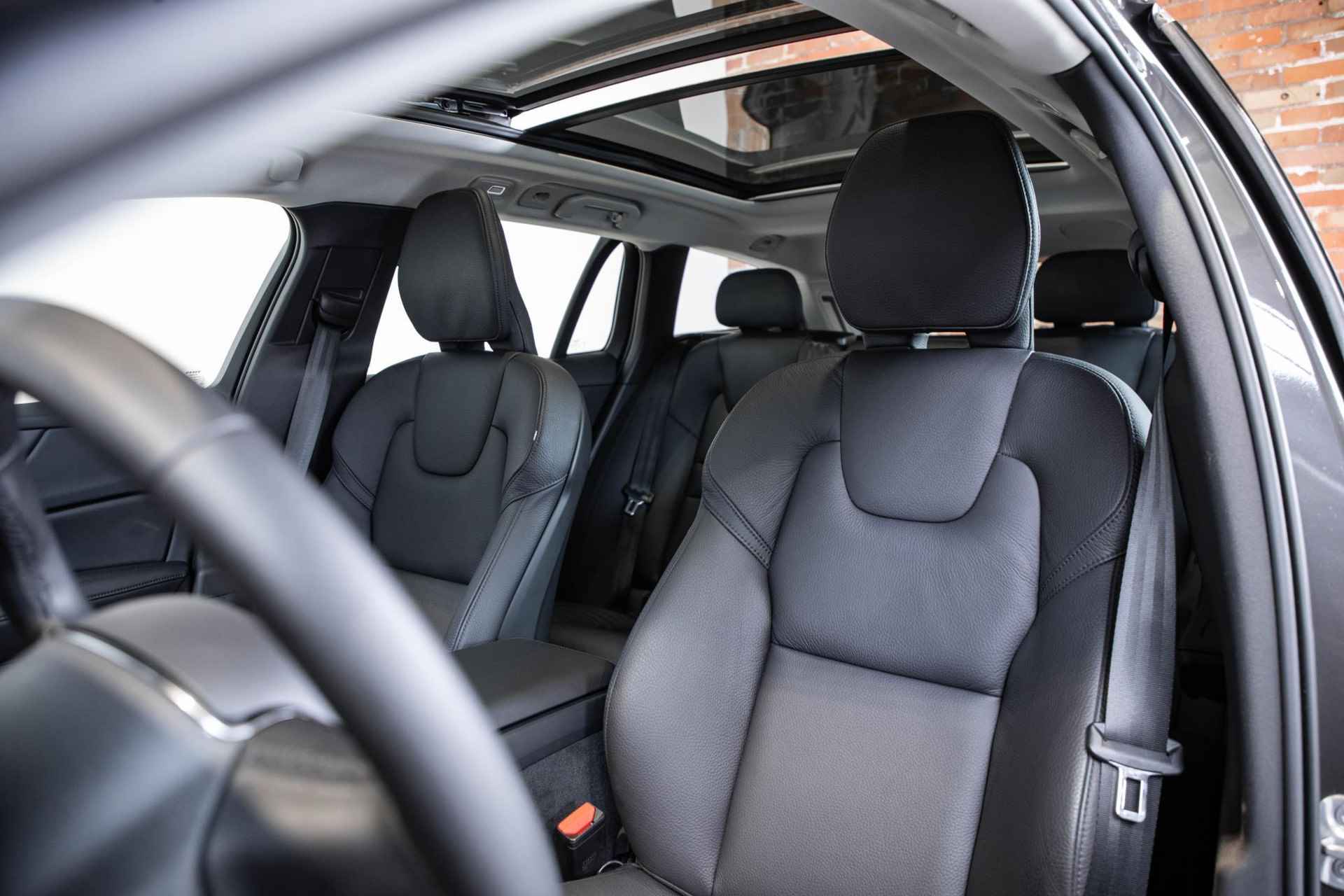 Volvo V60 B4 Automaat Plus Bright | Parkeerverwarming | 360° parkeercamera | Stoelverwarming | Parkeersensoren voor + achter | Harman Kardon premium audio | wegklapbare trekhaak | Lederen bekleding | elektrisch glazen panoramadak - 15/35