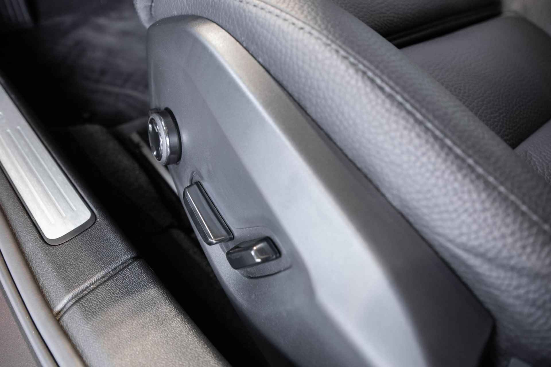 Volvo V60 B4 Automaat Plus Bright | Parkeerverwarming | 360° parkeercamera | Stoelverwarming | Parkeersensoren voor + achter | Harman Kardon premium audio | wegklapbare trekhaak | Lederen bekleding | elektrisch glazen panoramadak - 16/35