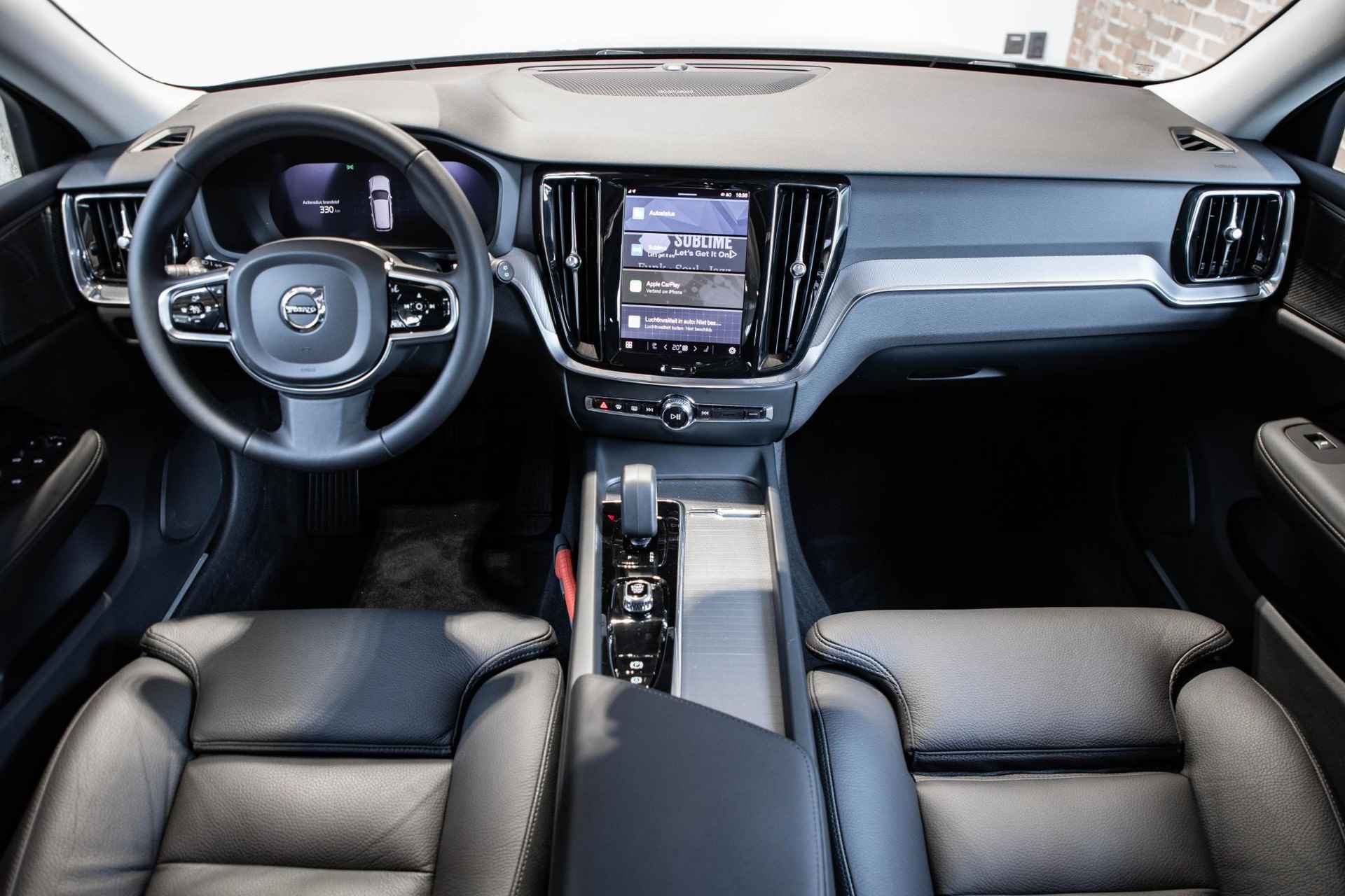 Volvo V60 B4 Automaat Plus Bright | Parkeerverwarming | 360° parkeercamera | Stoelverwarming | Parkeersensoren voor + achter | Harman Kardon premium audio | wegklapbare trekhaak | Lederen bekleding | elektrisch glazen panoramadak - 17/35