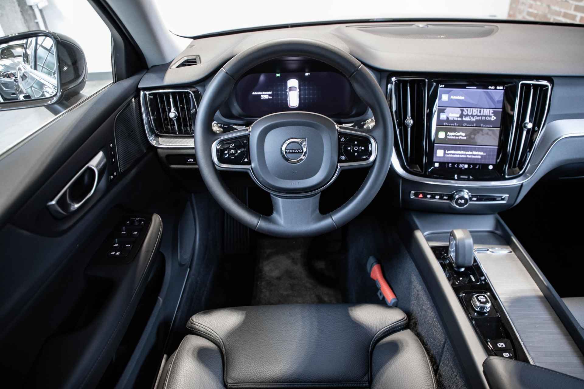 Volvo V60 B4 Automaat Plus Bright | Parkeerverwarming | 360° parkeercamera | Stoelverwarming | Parkeersensoren voor + achter | Harman Kardon premium audio | wegklapbare trekhaak | Lederen bekleding | elektrisch glazen panoramadak - 18/35