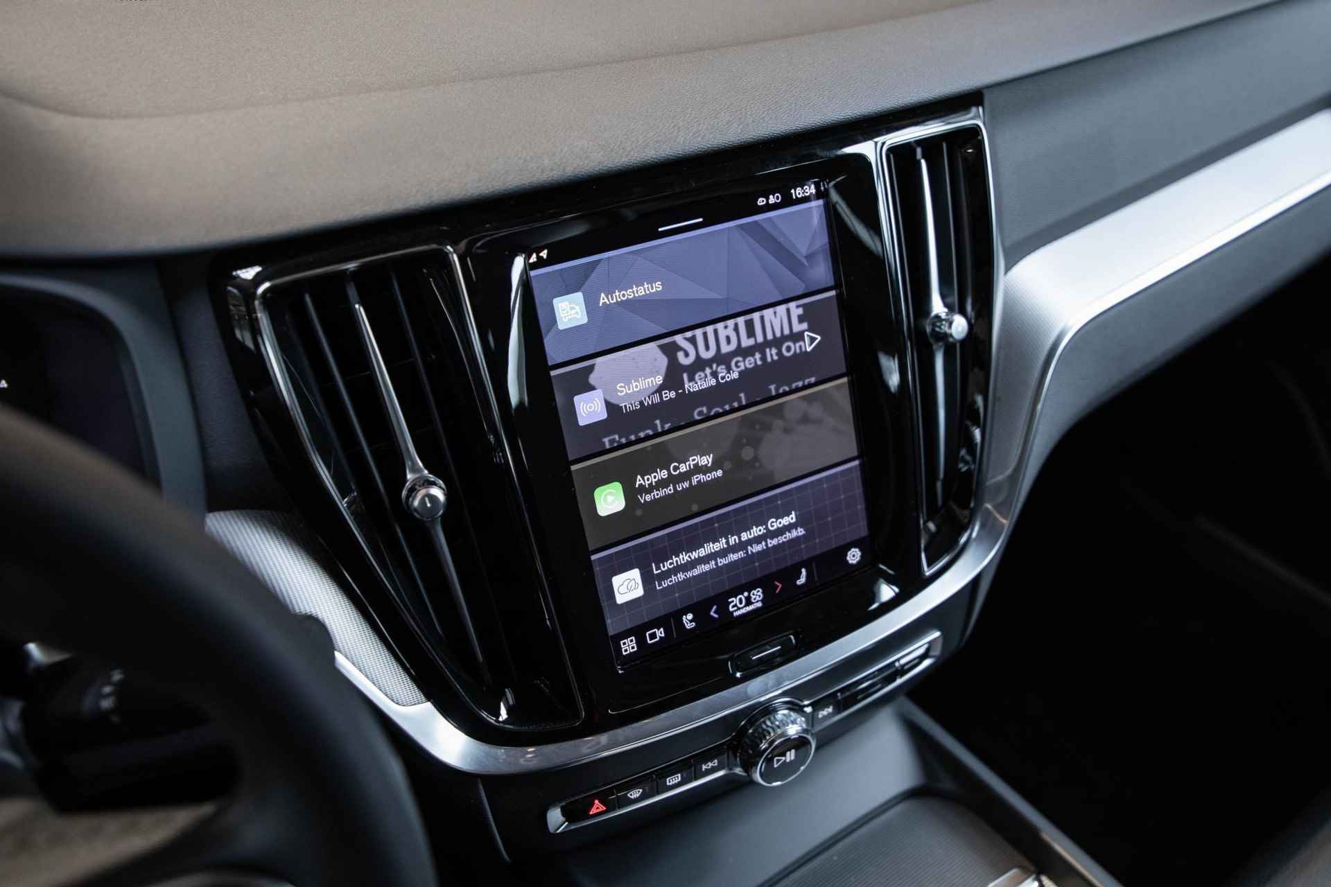 Volvo V60 B4 Automaat Plus Bright | Parkeerverwarming | 360° parkeercamera | Stoelverwarming | Parkeersensoren voor + achter | Harman Kardon premium audio | wegklapbare trekhaak | Lederen bekleding | elektrisch glazen panoramadak - 20/35