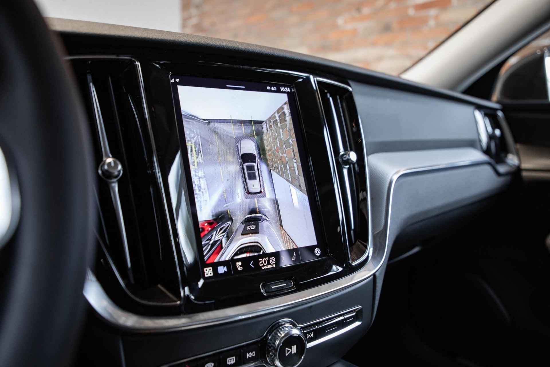 Volvo V60 B4 Automaat Plus Bright | Parkeerverwarming | 360° parkeercamera | Stoelverwarming | Parkeersensoren voor + achter | Harman Kardon premium audio | wegklapbare trekhaak | Lederen bekleding | elektrisch glazen panoramadak - 22/35