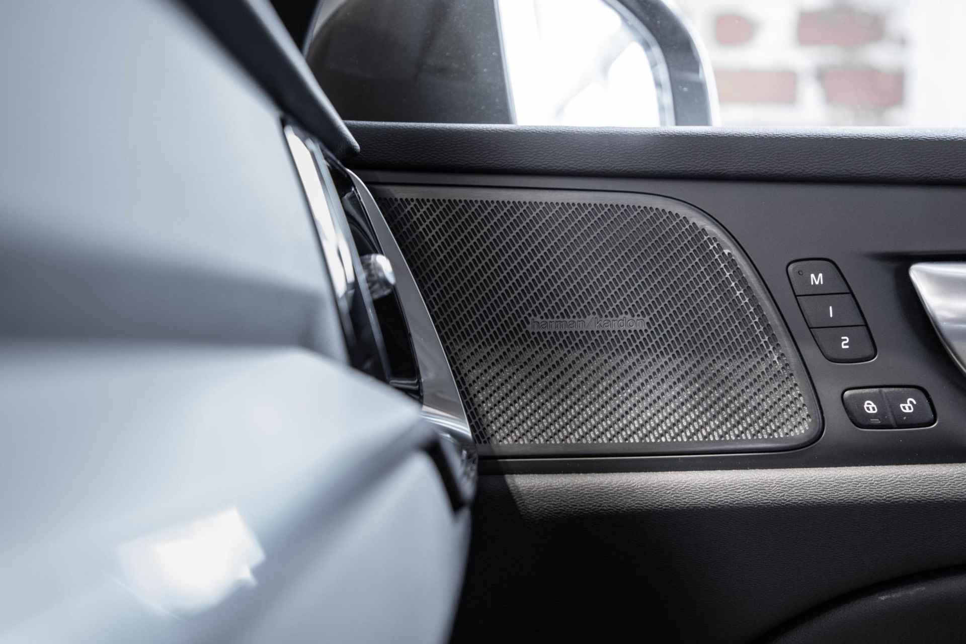 Volvo V60 B4 Automaat Plus Bright | Parkeerverwarming | 360° parkeercamera | Stoelverwarming | Parkeersensoren voor + achter | Harman Kardon premium audio | wegklapbare trekhaak | Lederen bekleding | elektrisch glazen panoramadak - 24/35