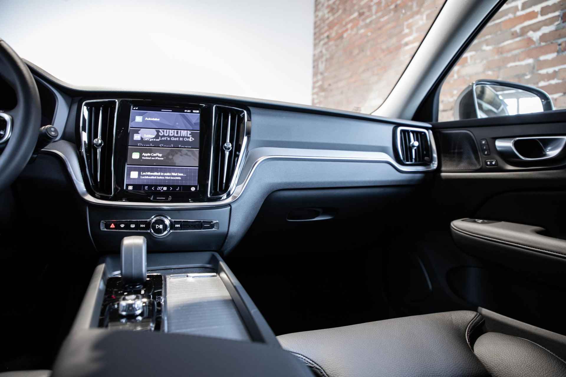 Volvo V60 B4 Automaat Plus Bright | Parkeerverwarming | 360° parkeercamera | Stoelverwarming | Parkeersensoren voor + achter | Harman Kardon premium audio | wegklapbare trekhaak | Lederen bekleding | elektrisch glazen panoramadak - 25/35