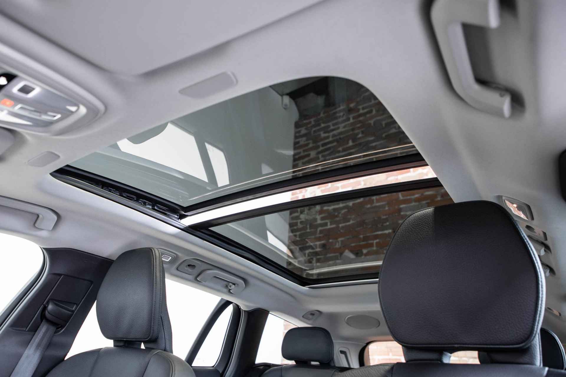 Volvo V60 B4 Automaat Plus Bright | Parkeerverwarming | 360° parkeercamera | Stoelverwarming | Parkeersensoren voor + achter | Harman Kardon premium audio | wegklapbare trekhaak | Lederen bekleding | elektrisch glazen panoramadak - 26/35