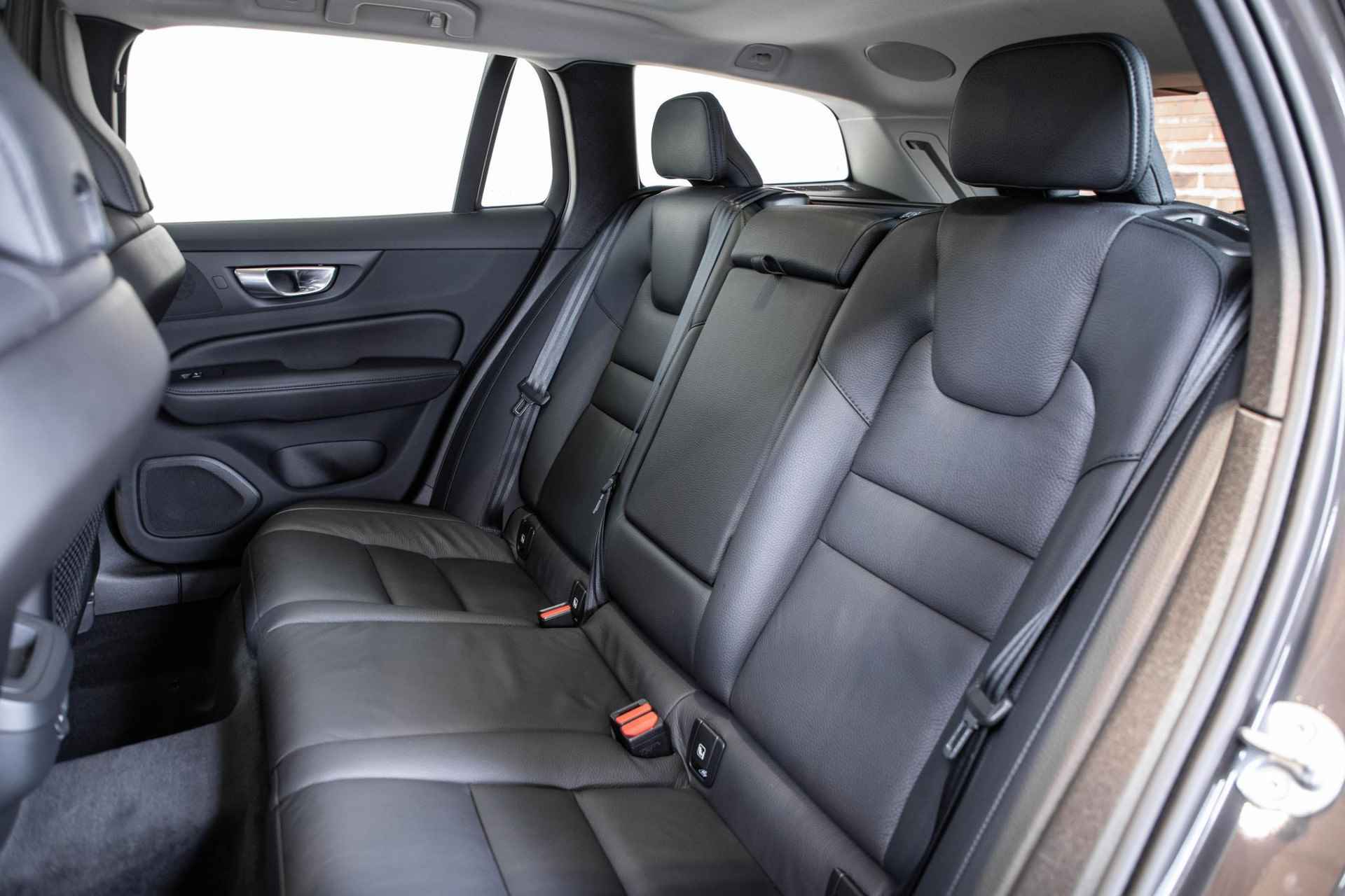 Volvo V60 B4 Automaat Plus Bright | Parkeerverwarming | 360° parkeercamera | Stoelverwarming | Parkeersensoren voor + achter | Harman Kardon premium audio | wegklapbare trekhaak | Lederen bekleding | elektrisch glazen panoramadak - 27/35
