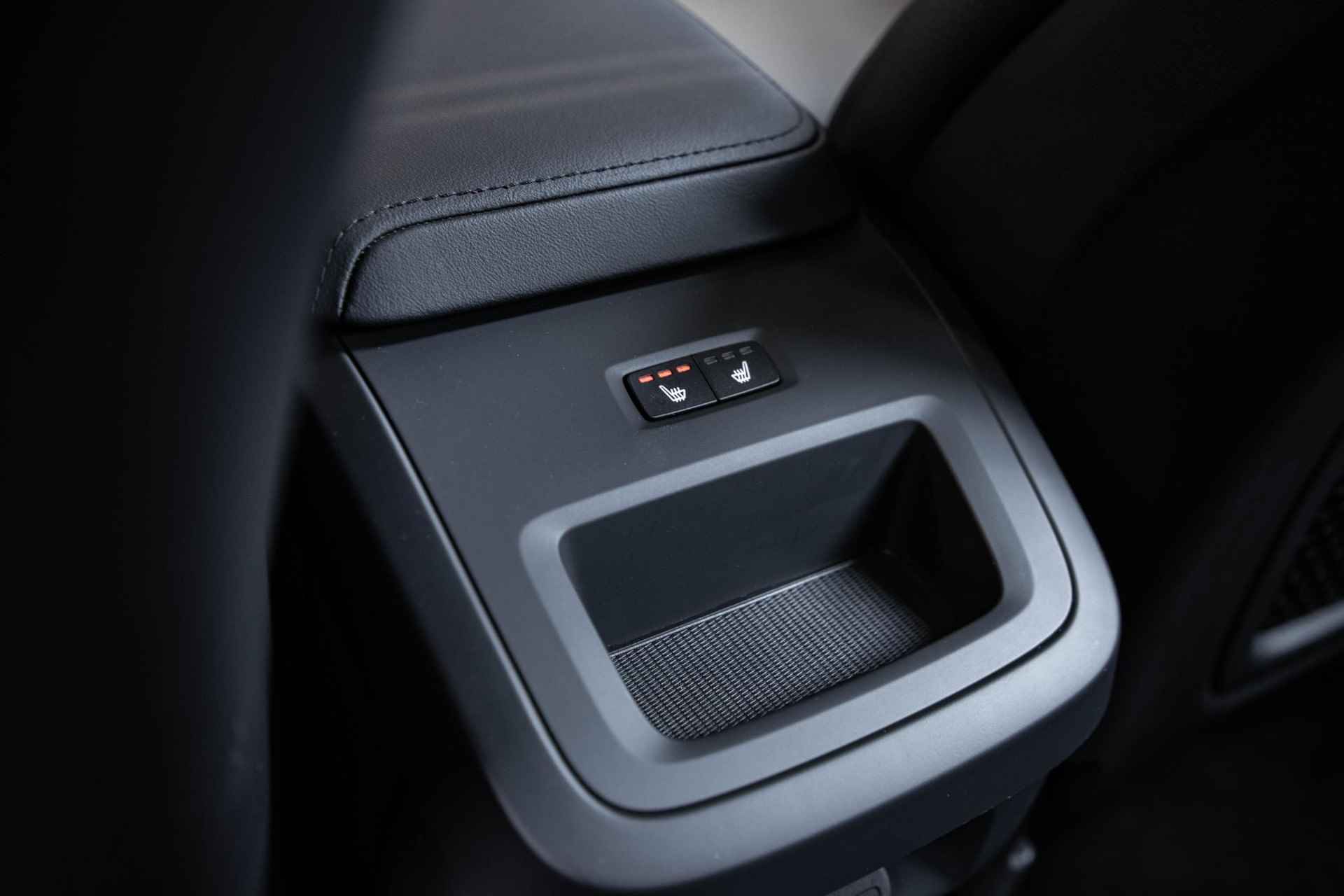 Volvo V60 B4 Automaat Plus Bright | Parkeerverwarming | 360° parkeercamera | Stoelverwarming | Parkeersensoren voor + achter | Harman Kardon premium audio | wegklapbare trekhaak | Lederen bekleding | elektrisch glazen panoramadak - 28/35