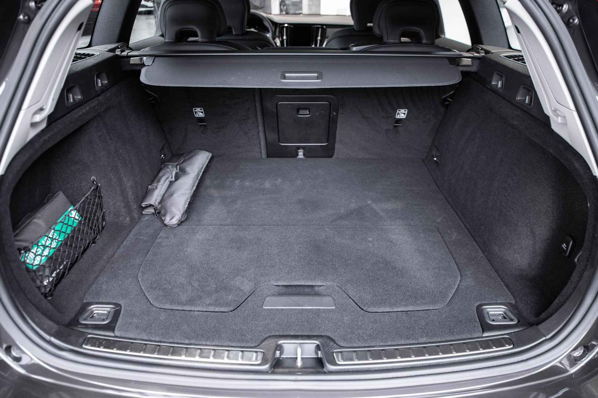 Volvo V60 B4 Automaat Plus Bright | Parkeerverwarming | 360° parkeercamera | Stoelverwarming | Parkeersensoren voor + achter | Harman Kardon premium audio | wegklapbare trekhaak | Lederen bekleding | elektrisch glazen panoramadak - 29/35