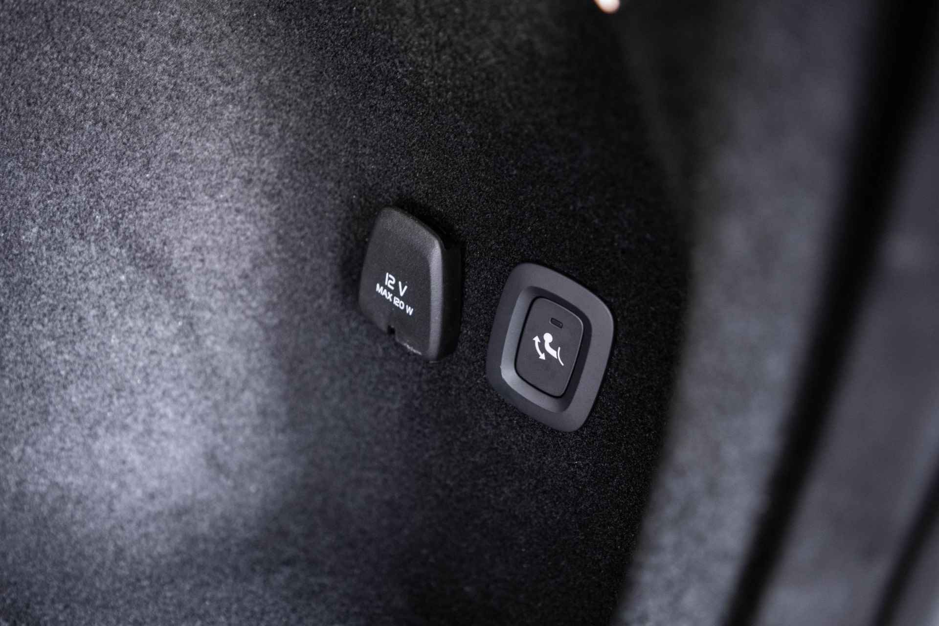 Volvo V60 B4 Automaat Plus Bright | Parkeerverwarming | 360° parkeercamera | Stoelverwarming | Parkeersensoren voor + achter | Harman Kardon premium audio | wegklapbare trekhaak | Lederen bekleding | elektrisch glazen panoramadak - 30/35
