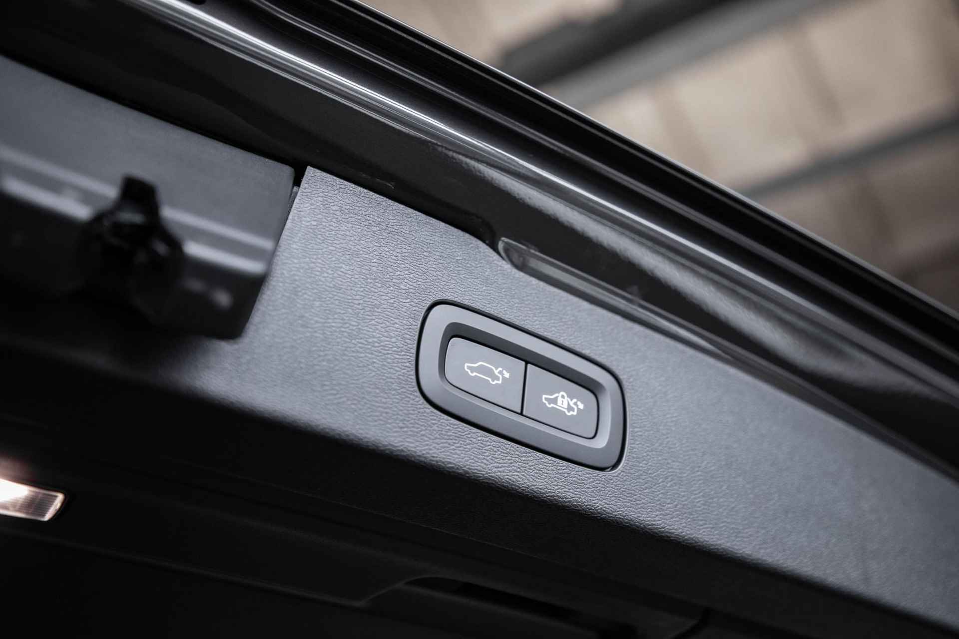 Volvo V60 B4 Automaat Plus Bright | Parkeerverwarming | 360° parkeercamera | Stoelverwarming | Parkeersensoren voor + achter | Harman Kardon premium audio | wegklapbare trekhaak | Lederen bekleding | elektrisch glazen panoramadak - 31/35