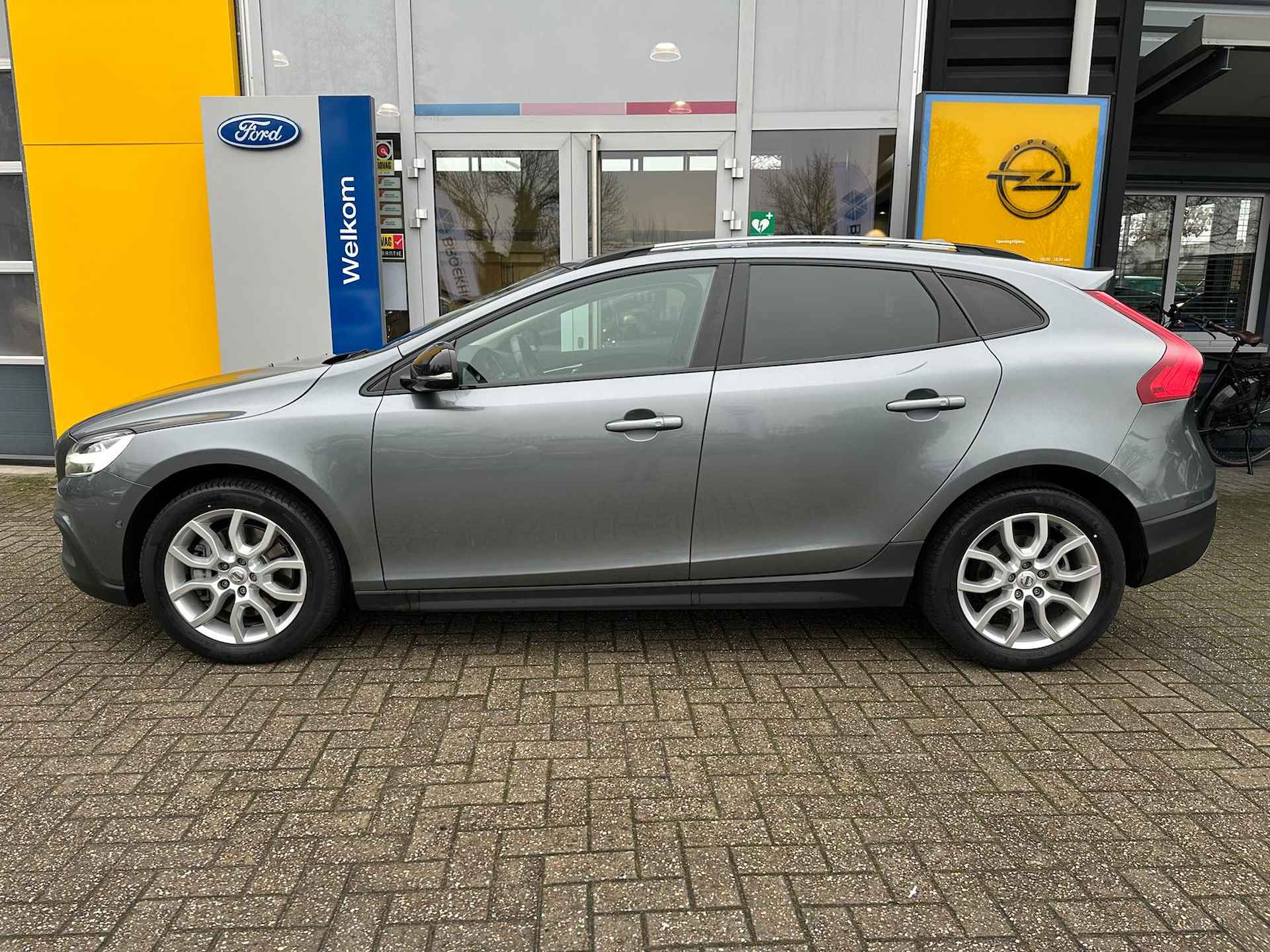 Volvo V40 Cross Country 1.5 T3 153 PK Polar+ Luxury AUTOMAAT | TREKHAAK AFNEEMBAAR| STOELVERWARMING| LEDER| PANO-DAK| NAVIGATIE| CAMERA| P - 4/41