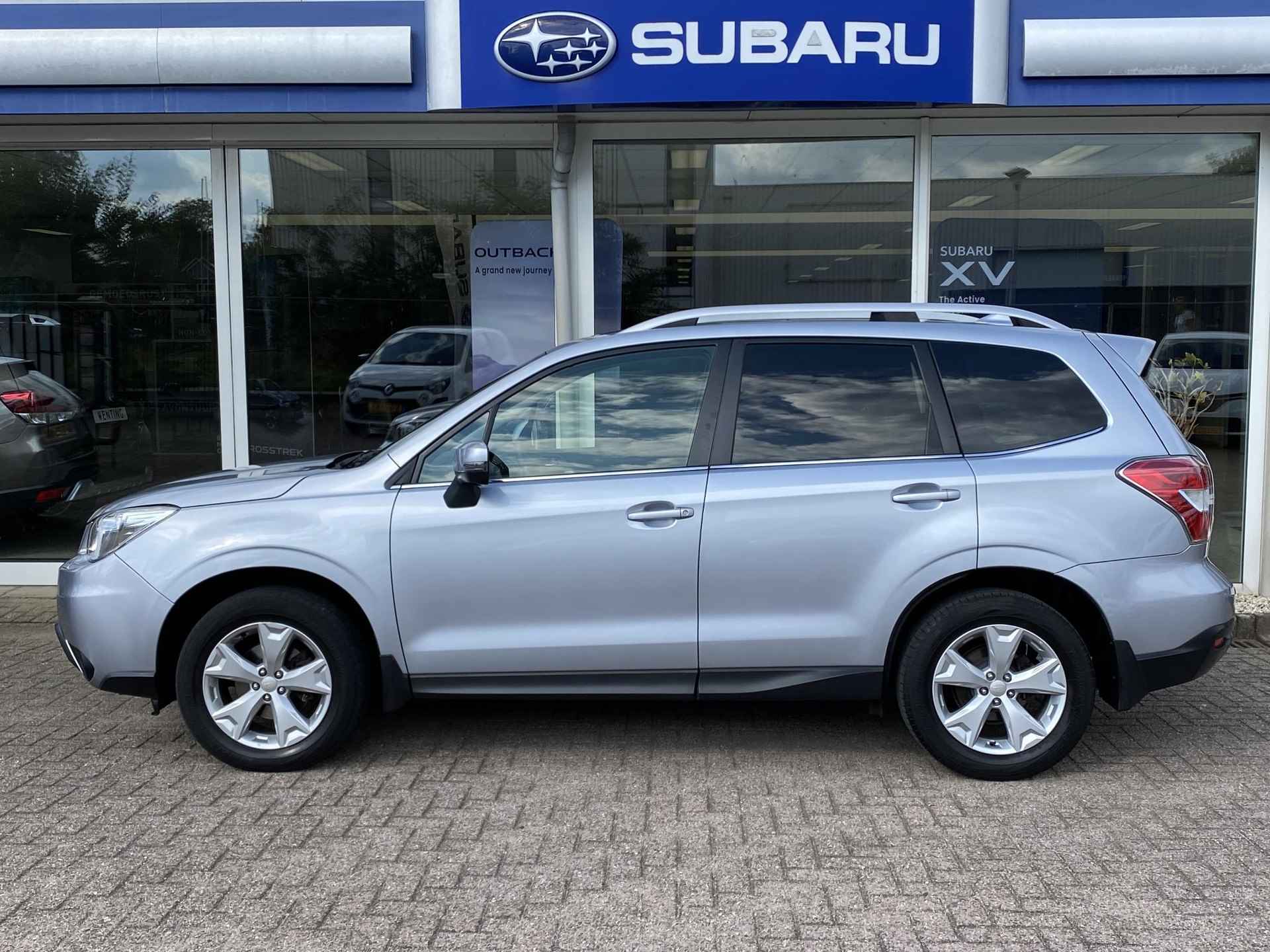 Subaru Forester 2.0 Premium | Stoelverwarming voor | Schuif/kantel dak | Navigatie | Achteruitrijcamera | Trekhaak Afneembaar | - 4/41