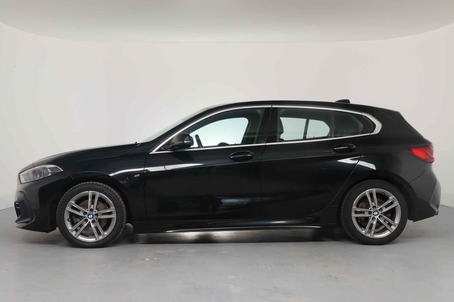 BMW 1-serie 118i Executive Edition | 1e Eigenaar! | Dealer Onderhouden! | M-Pakket | Navi | Clima | LED | Sportstoelen | Parkeersensoren V+A - 5/36