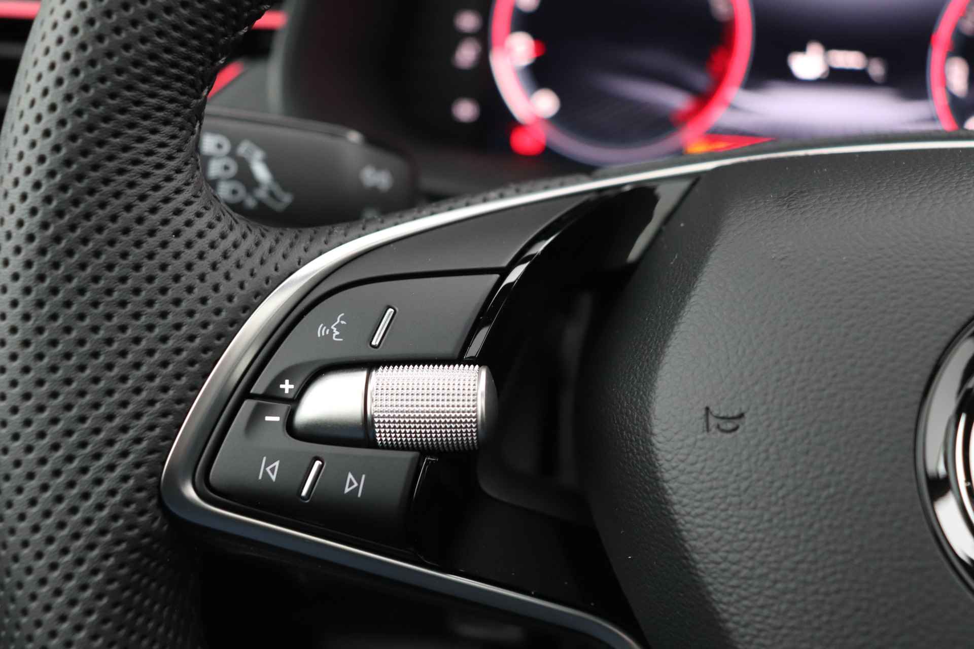 Škoda Kamiq 1.0 TSI Monte Carlo | Facelift | Navigatie | LED | Elektrische achterklep | Adaptieve cruise control | Virtual cockpit | Panoramadak - 8/31