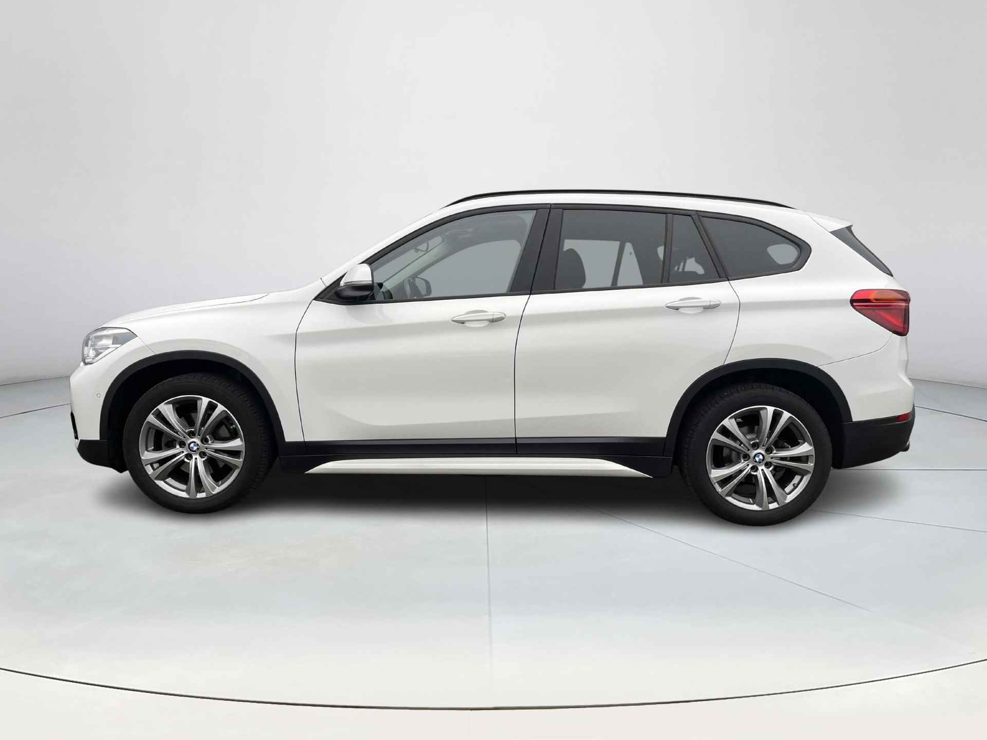 BMW X1 sDrive18i High Executive Trekhaak | Panorama- schuif kanteldak | Automaat | Climate Control | Adaptive Cruise Control | Lichtmetalen Velgen | Navigatie | Parkeersensoren voor- en achter | Stoelverwarming - 3/33