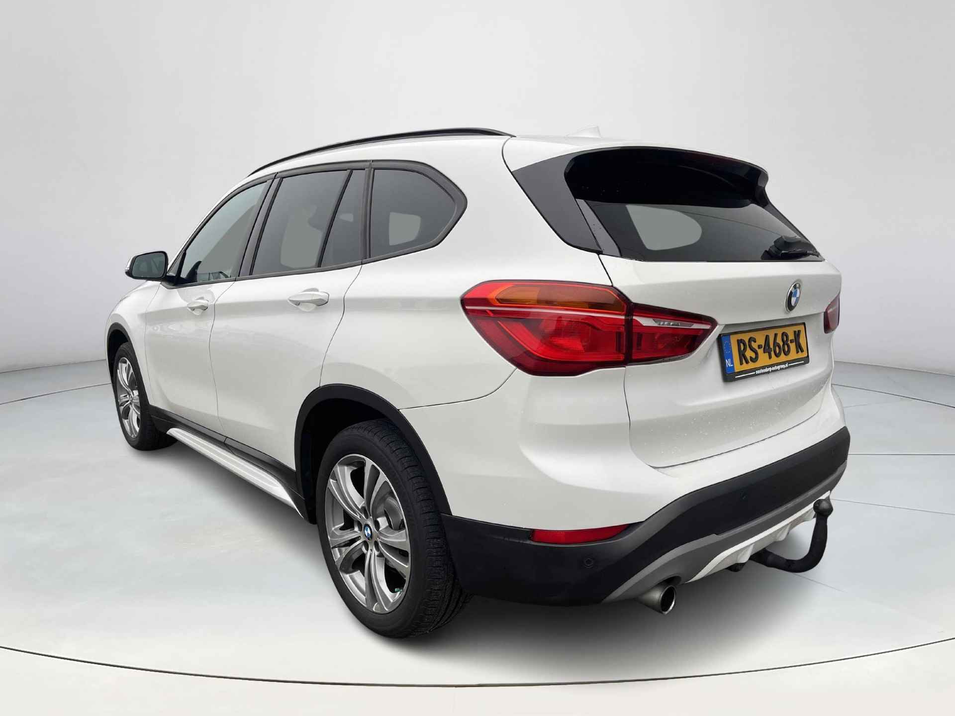 BMW X1 sDrive18i High Executive Trekhaak | Panorama- schuif kanteldak | Automaat | Climate Control | Adaptive Cruise Control | Lichtmetalen Velgen | Navigatie | Parkeersensoren voor- en achter | Stoelverwarming - 4/33