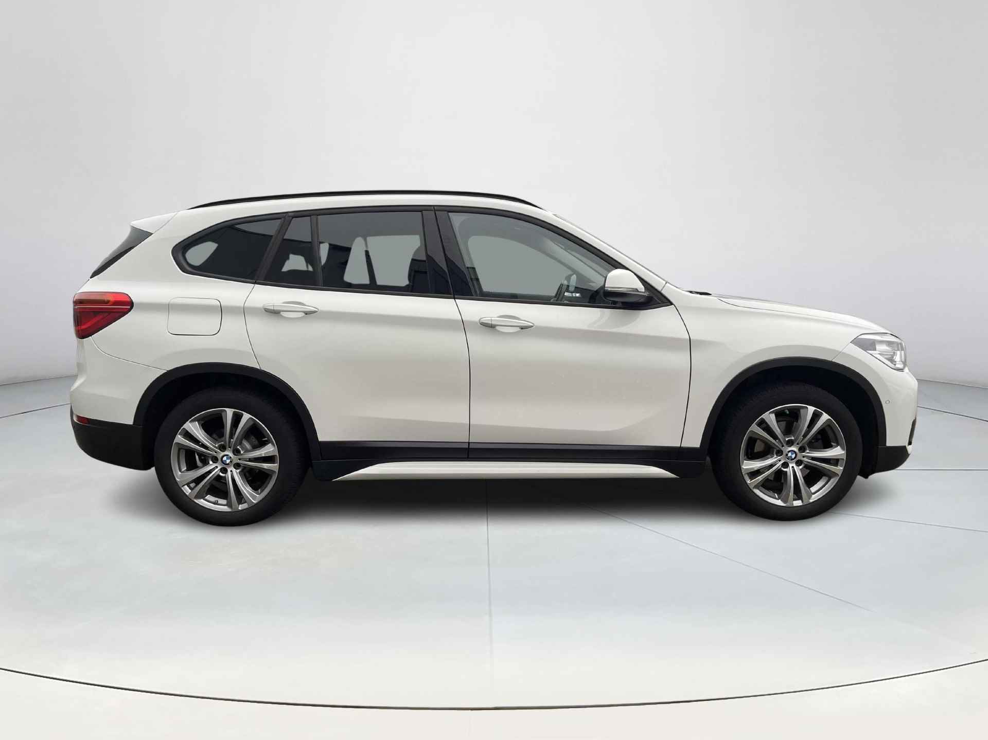 BMW X1 sDrive18i High Executive Trekhaak | Panorama- schuif kanteldak | Automaat | Climate Control | Adaptive Cruise Control | Lichtmetalen Velgen | Navigatie | Parkeersensoren voor- en achter | Stoelverwarming - 7/33