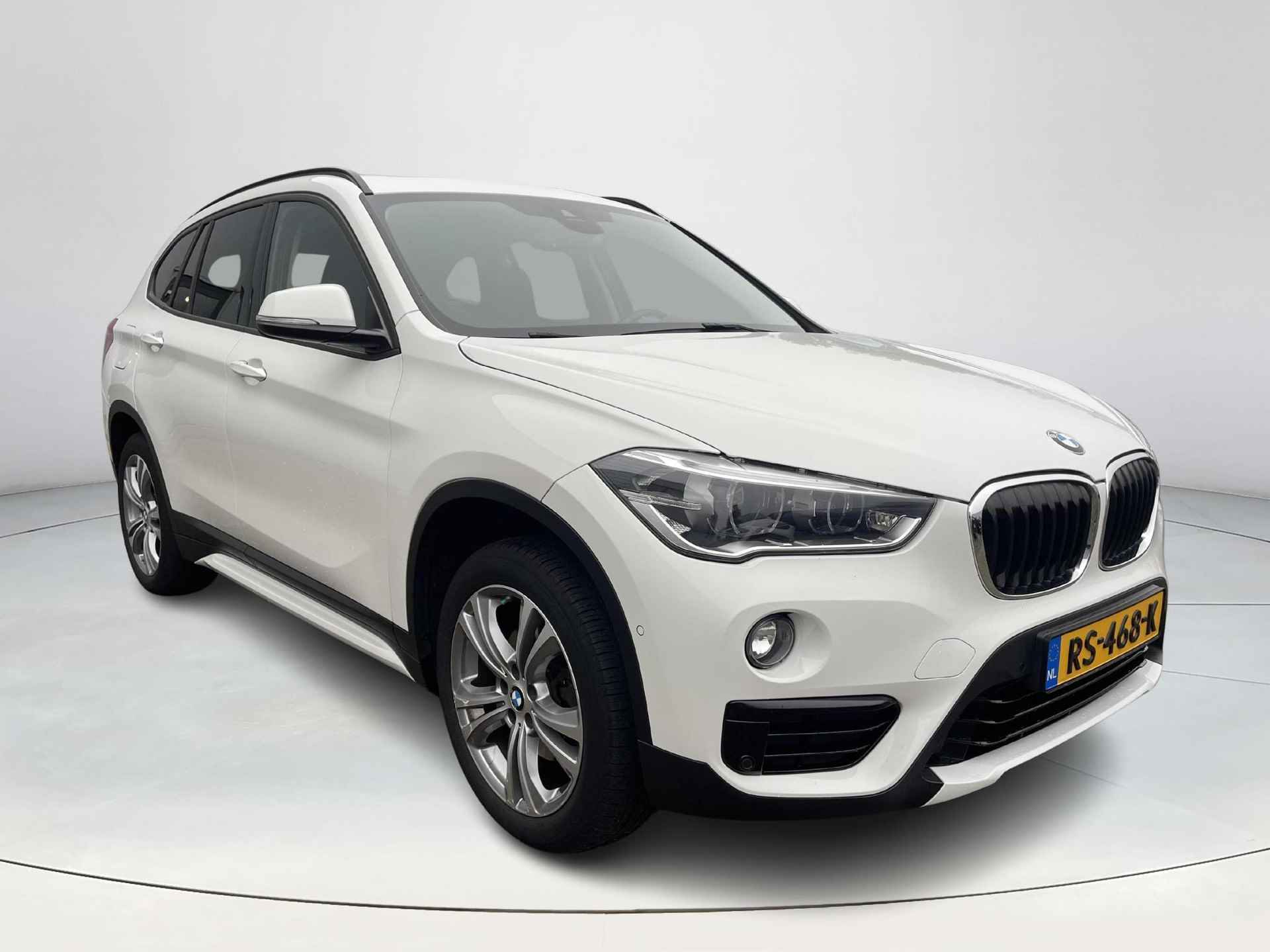 BMW X1 sDrive18i High Executive Trekhaak | Panorama- schuif kanteldak | Automaat | Climate Control | Adaptive Cruise Control | Lichtmetalen Velgen | Navigatie | Parkeersensoren voor- en achter | Stoelverwarming - 8/33