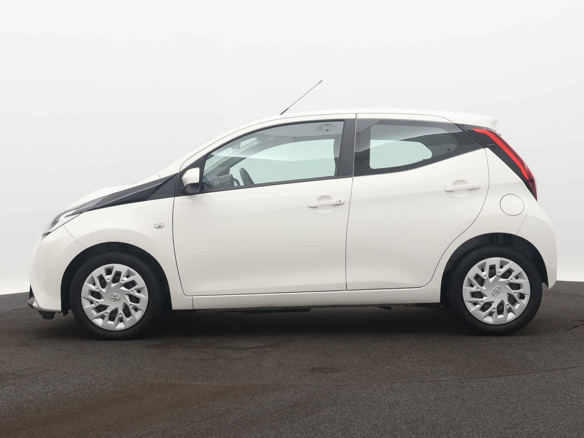 Toyota Aygo 1.0 VVT-i x-play | Camera | Airco | - 4/39