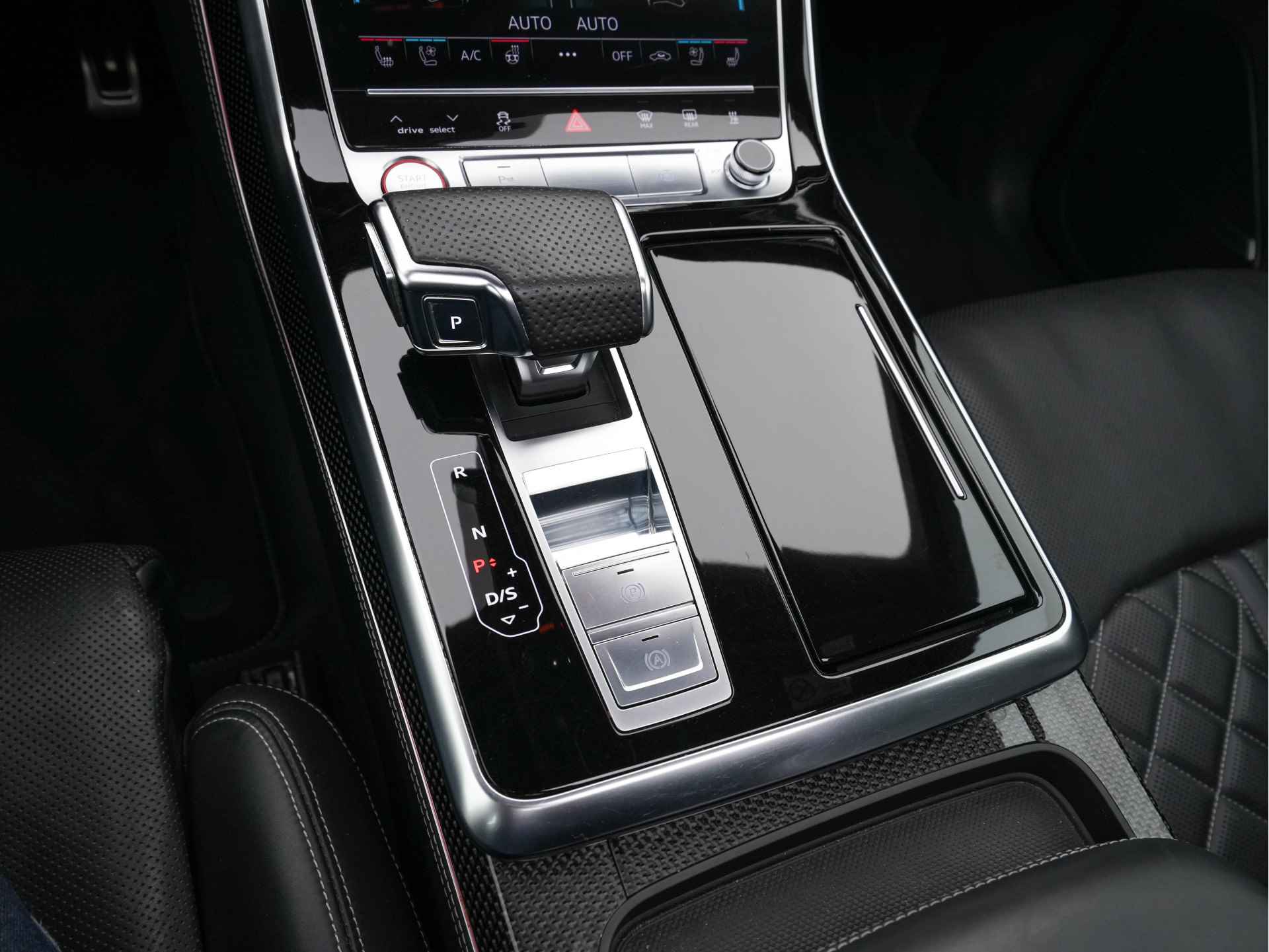 Audi SQ8 4.0 TDI Quattro (INCL-BTW) *PANO | CERAMIC-BRAKES | DESIGNO-FULL-LEATHER | HEAD-UP | BANG&OLUFSEN-SURROUND | NIGHT-VISION | SOFT-CLOSE | MATRIX-LED | MEMORY-PACK | SPORT-SEATS | CAMERA | KEYLESS | CARBON.... - 12/45