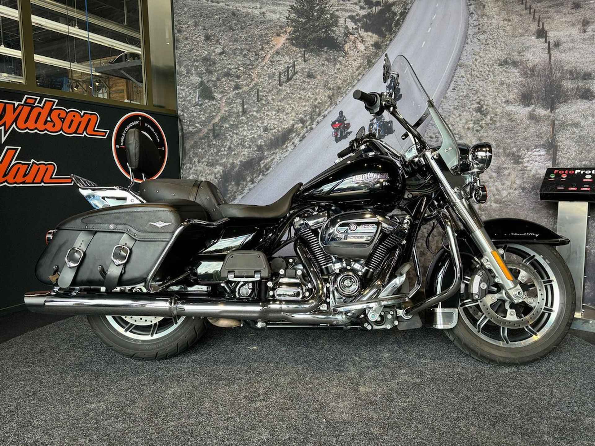 Harley-Davidson FLHR Road King Vivid Black - 1/8