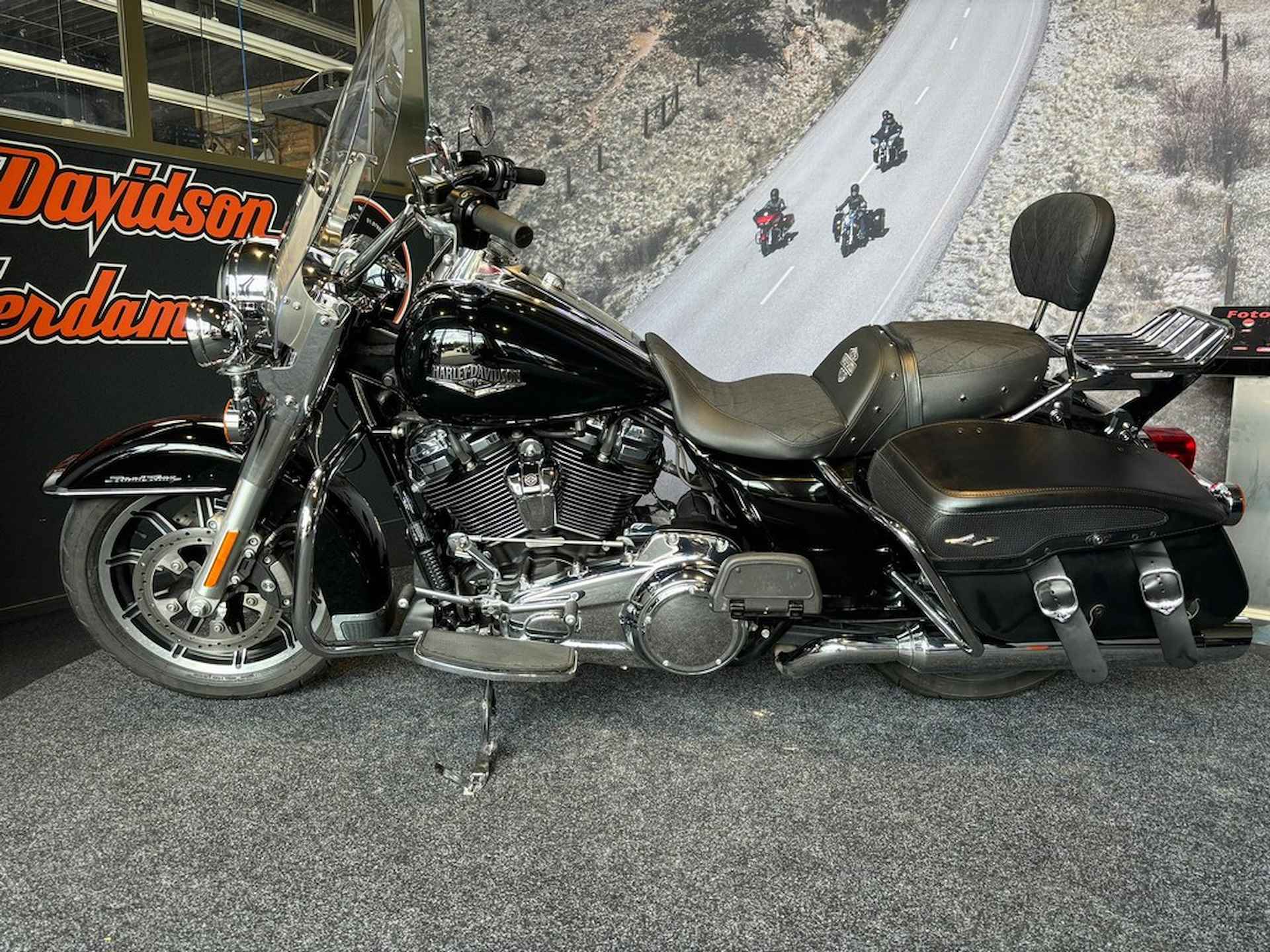 Harley-Davidson FLHR Road King Vivid Black - 6/8