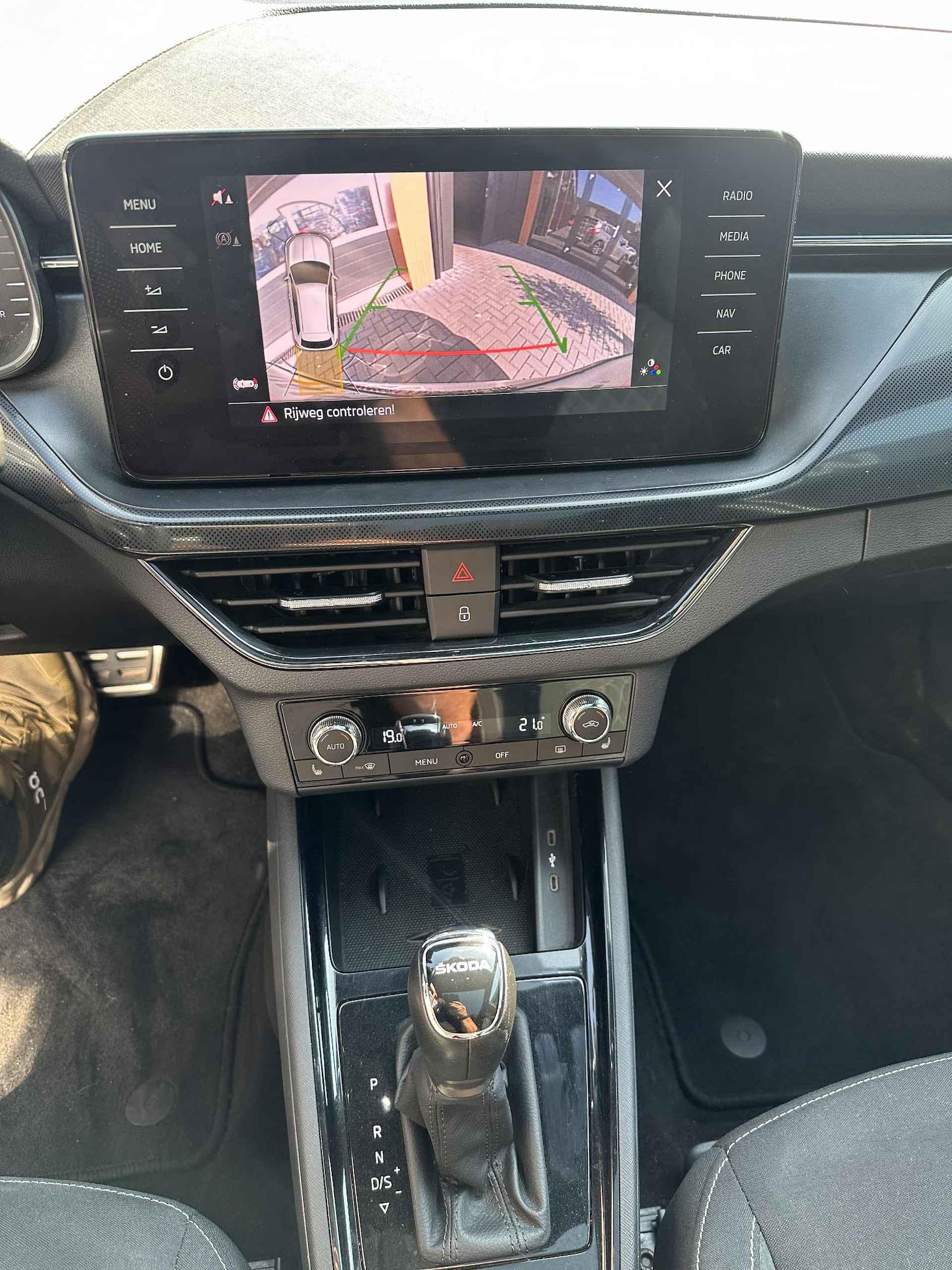 Skoda Kamiq 1.0 TSI Sport Business | Virtual cockpit | Full-map Navigatie | Panoramadak | Trekhaak / Apple Carplay - 4/9